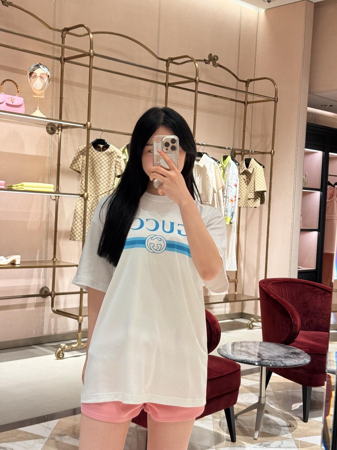 NO:430337,Gucc* 25fw early autumn new logo logo printed short-sleeved T-shirt | Exclusive yb development!  High-end production!  Exquisite, loose and large-size upper body makes you look slim!  Customized latest prints Low-key luxury!  A must-have item for fashionable things unlocks all outfits!  Determine the quality of my home!  Classic items are fashionable and high-end, and the classic style is versatile and not picky!  S/M/L, gucci, T-shirt,tees, t-shirt,alexander wang19860909Gucc* 25fw早秋新款 logo徽标印花短袖T恤丨独家yb开发！高版出品！精致宽松大版型上身巨显瘦！定制最新印花 低调奢华！时髦精必备单品解锁所有穿搭！认准我家品质！经典单品时髦又高级,经典版型百搭不挑人！现货发售S/M/L,,gucci,T-shirt,tees，t-shirt,alexander wang,Women's clothing