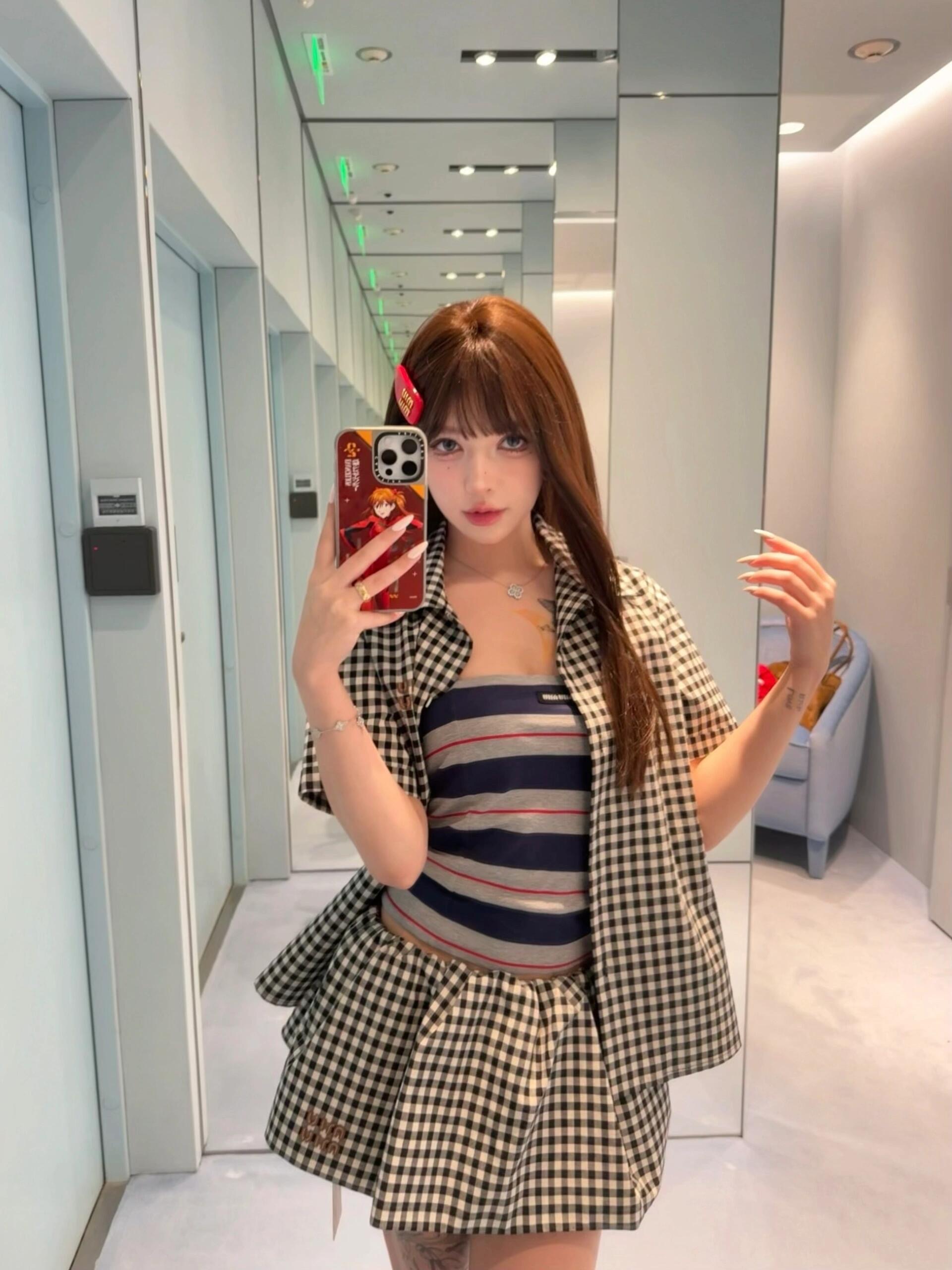 NO:430892,Miumi* 25Ss spring and summer new style black and white small plaid flower bud fluffy skirt [with briefs]丨Exclusive yb development!  High-end production!  Custom imported pure cotton fabric double-layer craft design, drawstring elastic waist style with a brilliant upper body!  Retro style sweet girl outfit!  Leather logo embroidered letter logo is low-key and luxurious!  The quality of the workmanship depends on the details!  S/M/L, miumiu, skirts, alexander wang19860909Miumi* 25Ss春夏新款 黑白小格子花苞蓬蓬半裙【带三角裤】丨独家yb开发！高版出品！定制进口纯棉面料双层工艺设计,抽绳松紧腰版型上身绝绝子！复古风甜妹穿搭！皮标刺绣字母logo低调奢华！可甜可盐做工品质看细节！现货发售S/M/L,,miumiu,skirts,alexander wang,Women's clothing