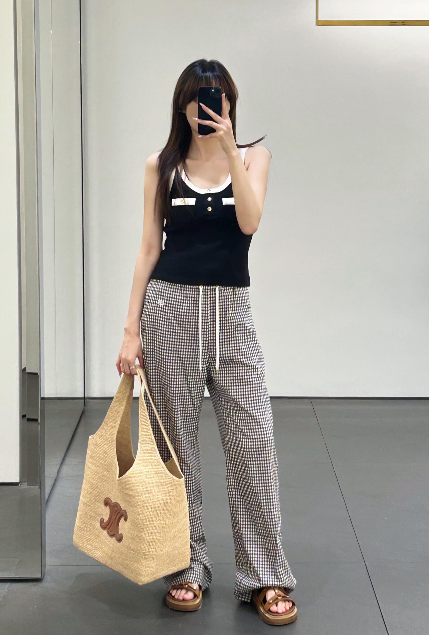 NO:430917,Celin* 25Ss spring and summer new style Arc de Triomphe embroidered checked elastic waist lace-up trousers | Exclusive yb development!  High-end production!  Mulberry silk plaid pants are a must-have for summer outfits. They can be easily used with any top. Mulberry silk is made of loose and soft, which makes it look slimming. It is also suitable to wear it in summer as sun protection. It is the best thing to do when wearing it in summer~ The quality of workmanship depends on the details!  S/M/L, celine, alexander wang19860909Celin* 25Ss春夏新款 凯旋门刺绣格纹松紧腰系带长裤丨独家yb开发！高版出品！桑蚕丝格子裤简直就是夏季穿搭必备 搭配任何上衣都轻松驾驭 桑蚕丝材质松松软软很遮肉显瘦 夏天穿怕晒当防晒也再合适不过啦～做工品质看细节！现货发售S/M/L,,celine,alexander wang,Women's clothing