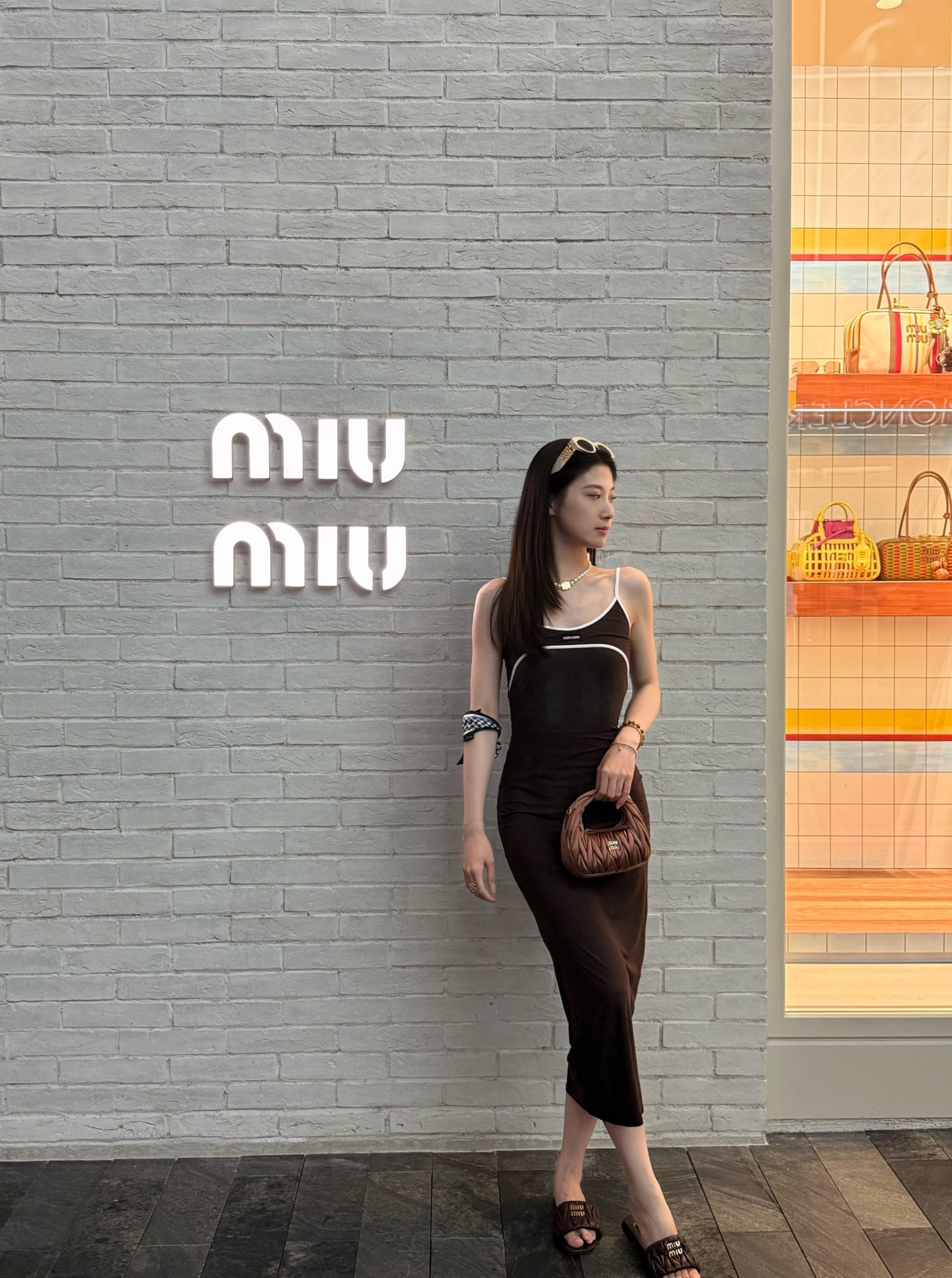 NO:430902,Miumi* 25Ss spring and summer new style slim contrasting suspender vest skirt | Exclusive yb development!  High-end production!  The fabric is soft, delicate and smooth, super suitable for summer. High-end navy blue and pure white contrasting colors. High-end without losing fashion. You can wear it alone. You can match any piece in the wardrobe. S/M/L on sale in stock, miumiu, skirts, alexander wang19860909Miumi* 25Ss春夏新款 修身撞色吊带背心裙丨独家yb开发！高版出品！面料柔软细腻光滑 超适合夏天 高级藏蓝跟纯白撞色 高级而不失时尚 单穿内搭都 随意搭配衣橱的任何一件 现货发售S/M/L,,miumiu,skirts,alexander wang,Women's clothing