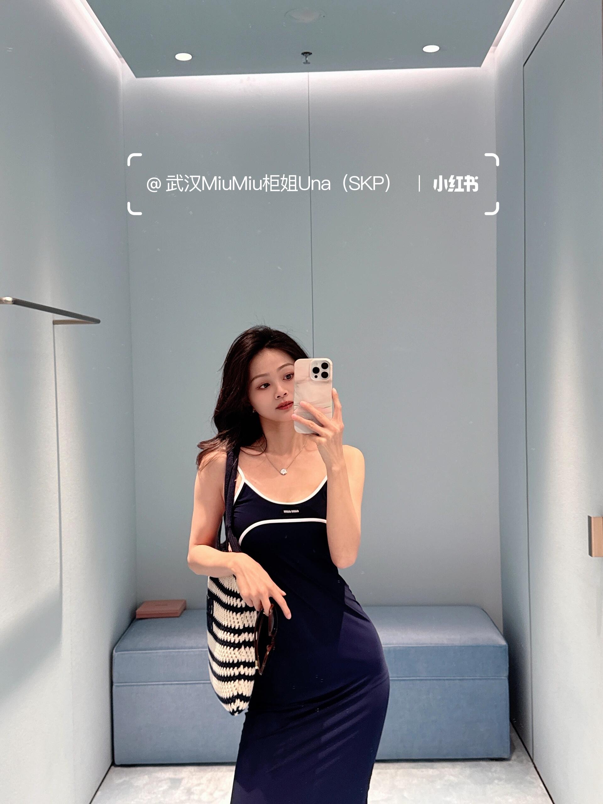 NO:430910,Miumi* 25Ss spring and summer new style slim contrasting suspender vest skirt | Exclusive yb development!  High-end production!  The fabric is soft, delicate and smooth, super suitable for summer. High-end navy blue and pure white contrasting colors. High-end without losing fashion. You can wear it alone. You can match any piece in the wardrobe. S/M/L on sale in stock, miumiu, skirts, alexander wang19860909Miumi* 25Ss春夏新款 修身撞色吊带背心裙丨独家yb开发！高版出品！面料柔软细腻光滑 超适合夏天 高级藏蓝跟纯白撞色 高级而不失时尚 单穿内搭都 随意搭配衣橱的任何一件 现货发售S/M/L,,miumiu,skirts,alexander wang,Women's clothing