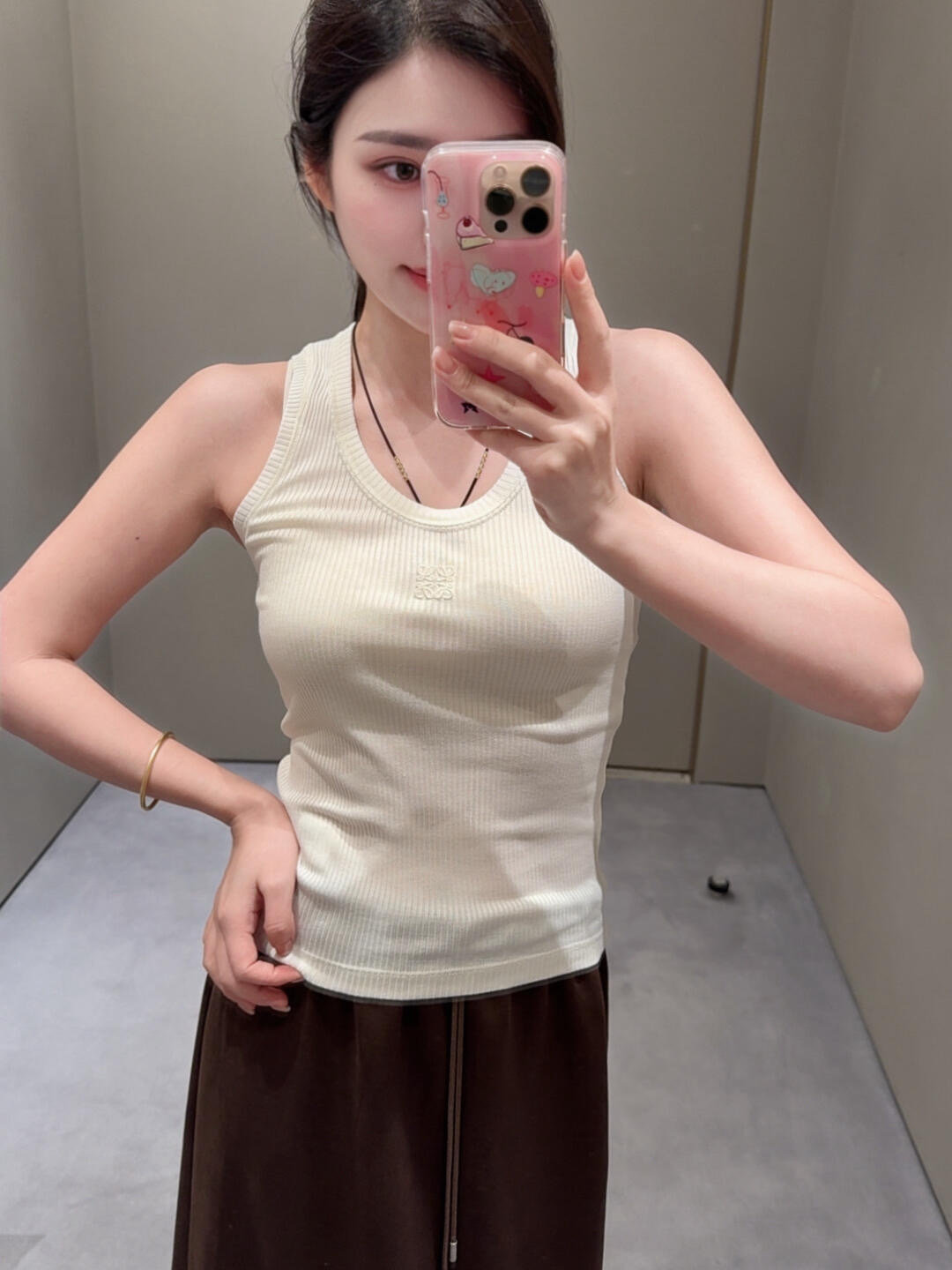 NO:430937,Loew* 25Ss Spring and Summer New Style Logo Embroidered Slim Vest | Exclusive High-end Production!  High-quality elastic ribbed fabric, first-class plastic effect!  The more basic the item is, the more it needs the texture of the fabric, the soft and skin-friendly feel, rich and elastic, and is suitable for girls with big and small breasts, and it is comfortable and unrestrained to wear!  The style is also exquisitely cut, slim and high-end, and the base is superb in one go, and it looks good with all kinds of skirts and trousers. S/M/L is available in stock, loewe, skirts, alexander wang19860909Loew* 25Ss春夏新款 徽标刺绣修身背心丨独家高版出品！高品质弹力罗纹面料,材质塑性效果一级！越是基础款的单品越是需要面料的质感,手感柔软亲肤,丰富弹性,大小胸妹子都合适,穿起来舒适无束缚感！版型裁剪也非常考究,显瘦又高级,单穿打底都超绝,搭配各式裙装裤装都好看 现货发售S/M/L,,loewe,skirts,alexander wang,Women's clothing