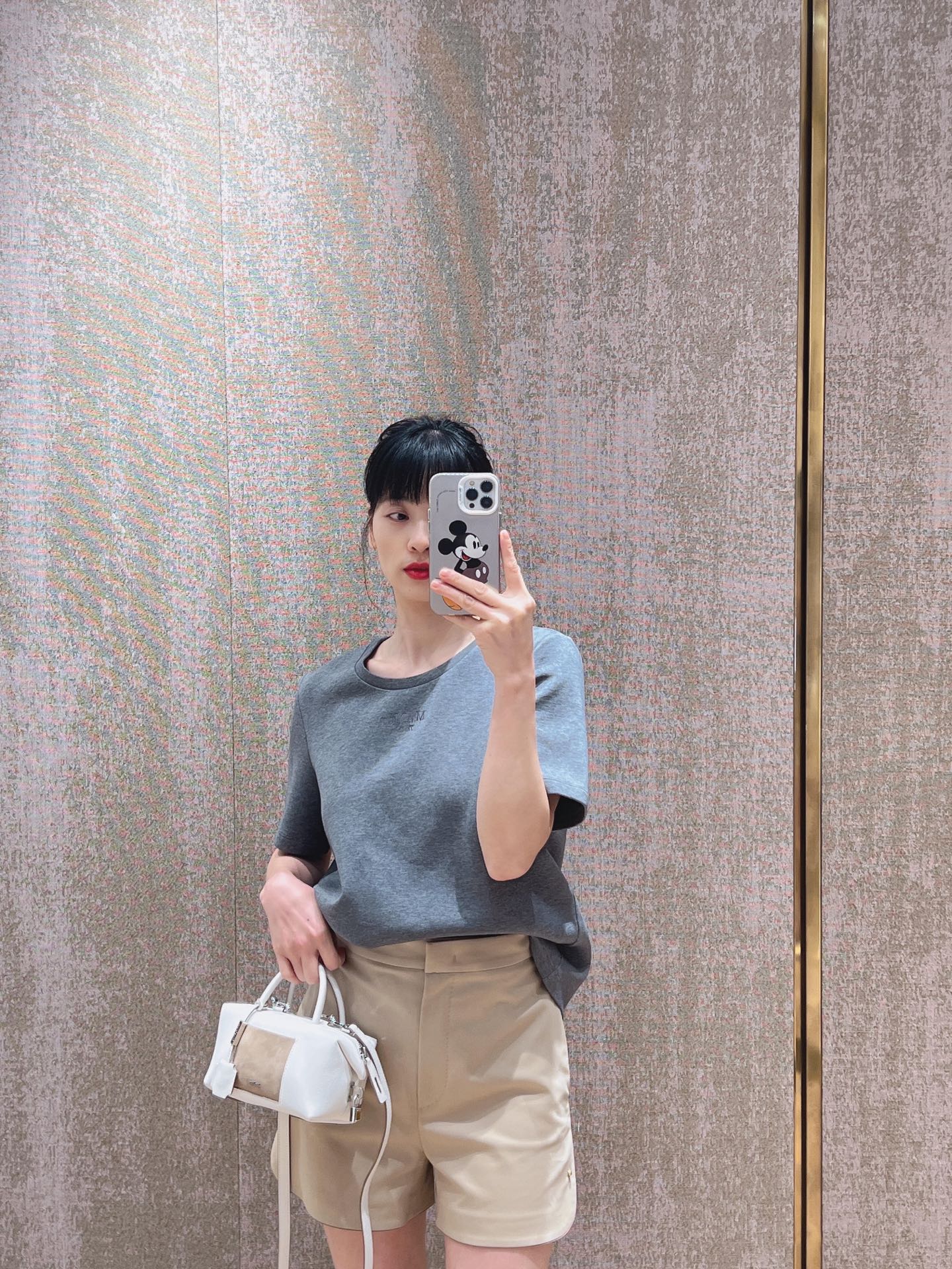 NO:431665,MaxMa*a 25Fw early autumn new style letter embroidered round neck short-sleeved T-shirt | Exclusive yb development!  High-end production!  The classic small round neck design is simple and easy to wear, and it attracts a lot of attention when walking on the street!  The youthful and energetic feeling is inclusive and covers the flesh and makes you look thin!  Both appearance and comfort!  Custom fabrics with 100% textures that are super comfortable!  It's a perfect versatile model. I'll close my eyes and rush it!  S/M/L, T-shirt,tees,t-shirt,alexander wang19860909MaxMa*a 25Fw早秋新款 字母刺绣圆领短袖T恤丨独家yb开发！高版出品！经典的小圆领设计简洁好穿 走在街上吸睛度满分！青春又活力的感觉包容性好遮肉显瘦！颜值与舒适兼具！穿出街回头率百分百定制面料 质感超级舒适！妥妥的百搭款 都给我闭眼冲！现货发售S/M/L,,T-shirt,tees，t-shirt,alexander wang,Women's clothing