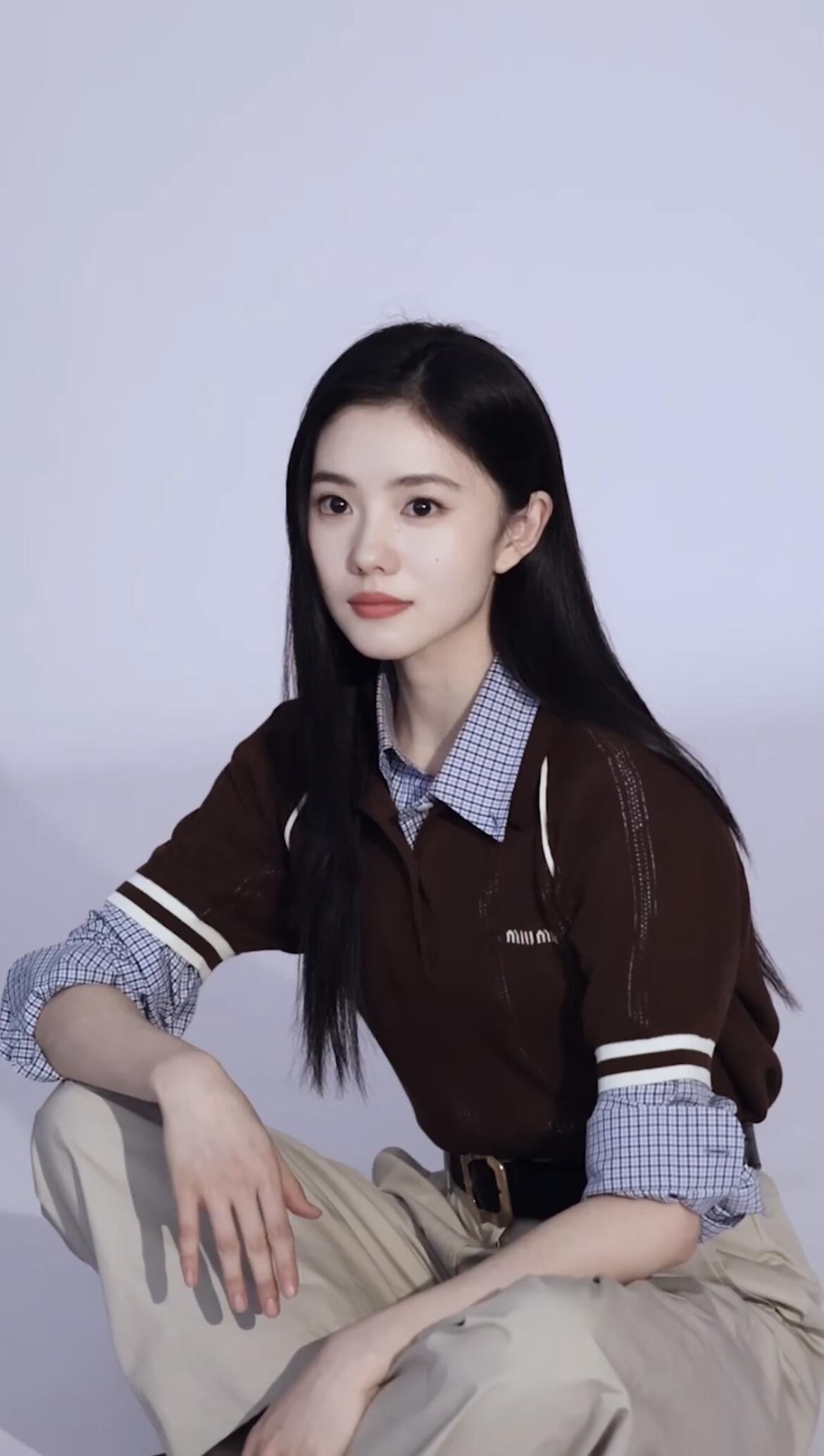 NO:431658,Miumi* 25Ss spring and summer new style college style line contrast knitted polo shirt丨Exclusive yb development!  High-end production!  Cotton blend feels lightweight, soft and breathable, close to the body without any ties, and has a warm feeling. The style is loose and has no limitations on the figure. Rib knitted collar, cuffs and hem, half-slap shoulders, inlaid logo, whether you are playful, cute or gentle and quiet. Paired with jeans/pleated skirts, it will become a 'campus heroine' in stock. S/M/L, miumiu, skirts, jeans, alexander wang19860909Miumi* 25Ss春夏新款 学院风线条撞色针织马球衫丨独家yb开发！高版出品！棉混纺手感轻巧柔软透气,贴身完全不扎,还有一种温润感.版型宽松,对身材没有局限性.罗纹针织衣领、袖口和下摆 半插肩肩部 嵌花徽标 不管你是俏皮可爱还是温柔沉静都能驾驭 搭配牛仔裤/百褶裙,秒变“校园女主”现货发售S/M/L,,miumiu,skirts,jeans,alexander wang,Women's clothing