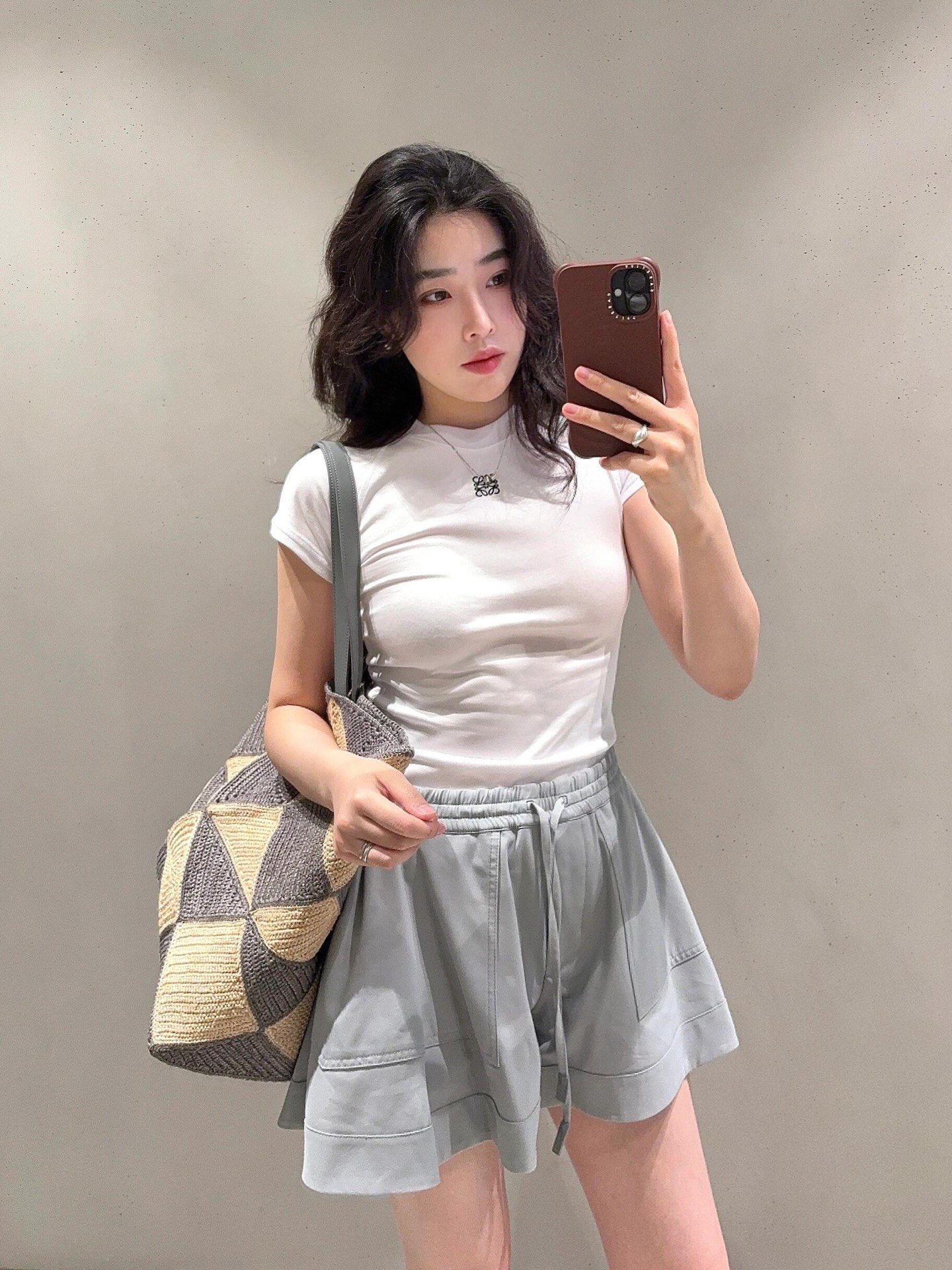 NO:436590,Loew* 25Ss spring and summer new style, summer limited and fashionable hot T-shirt | Exclusive yb development!  High-end production!  A classic model that is sold simultaneously with imported pure cotton cabinets. A magical tool for daily matching!  White and rich beauty must be worn in the inner wear low-key and luxurious. The customized fabric has a delicate and soft texture. The classic style is not picky about people and looks slim and versatile!  S/M/L, loewe,tees, t-shirt,alexander wang19860909Loew* 25Ss春夏新款 夏日限定时髦爆款T恤丨独家yb开发！高版出品！进口纯棉材质柜柜同步卖爆的经典款.日常搭配神器！白富美必入内搭低调奢华.定制面料质感细腻柔软.经典版型不挑人上身显瘦又百搭！现货发售S/M/L,,loewe,tees，t-shirt,alexander wang,Women's clothing