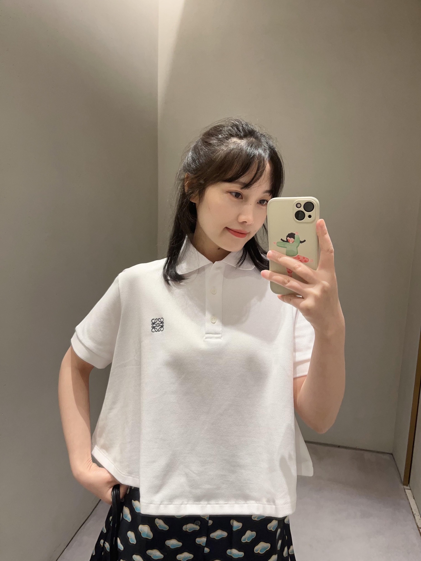 NO:435128,Loew* 25Ss spring and summer new style, classic letter logo embroidered POLO shirt丨Exclusive high-end production!  The refreshing and fashionable tee is so beautiful. It is matched with a playful and age-reducing Polo collar and a loose hem design. It can easily grasp the fashionable atmosphere. It is easy to match without picking the face and makes you look slimmer!  The whole piece has a very summery taste, a youthful and energetic feel, customized fabric, super comfortable texture!  Such a T-shirt is a piece for everyone in summer!  S/M/L, loewe,tees, t-shirt,alexander wang19860909Loew* 25Ss春夏新款 经典字母logo刺绣POLO衫丨独家高版出品！清爽又时髦的tee也太好看啦搭配俏皮减龄的Polo领以及下摆宽松设计 轻松拿捏时髦氛围感 不挑脸型易搭更显瘦！整件就是很夏天的味道 青春又活力的感觉定制面料 质感超级舒适！这样的T恤在夏季就是人手一件的存在！现货发售S/M/L,,loewe,tees，t-shirt,alexander wang,Women's clothing