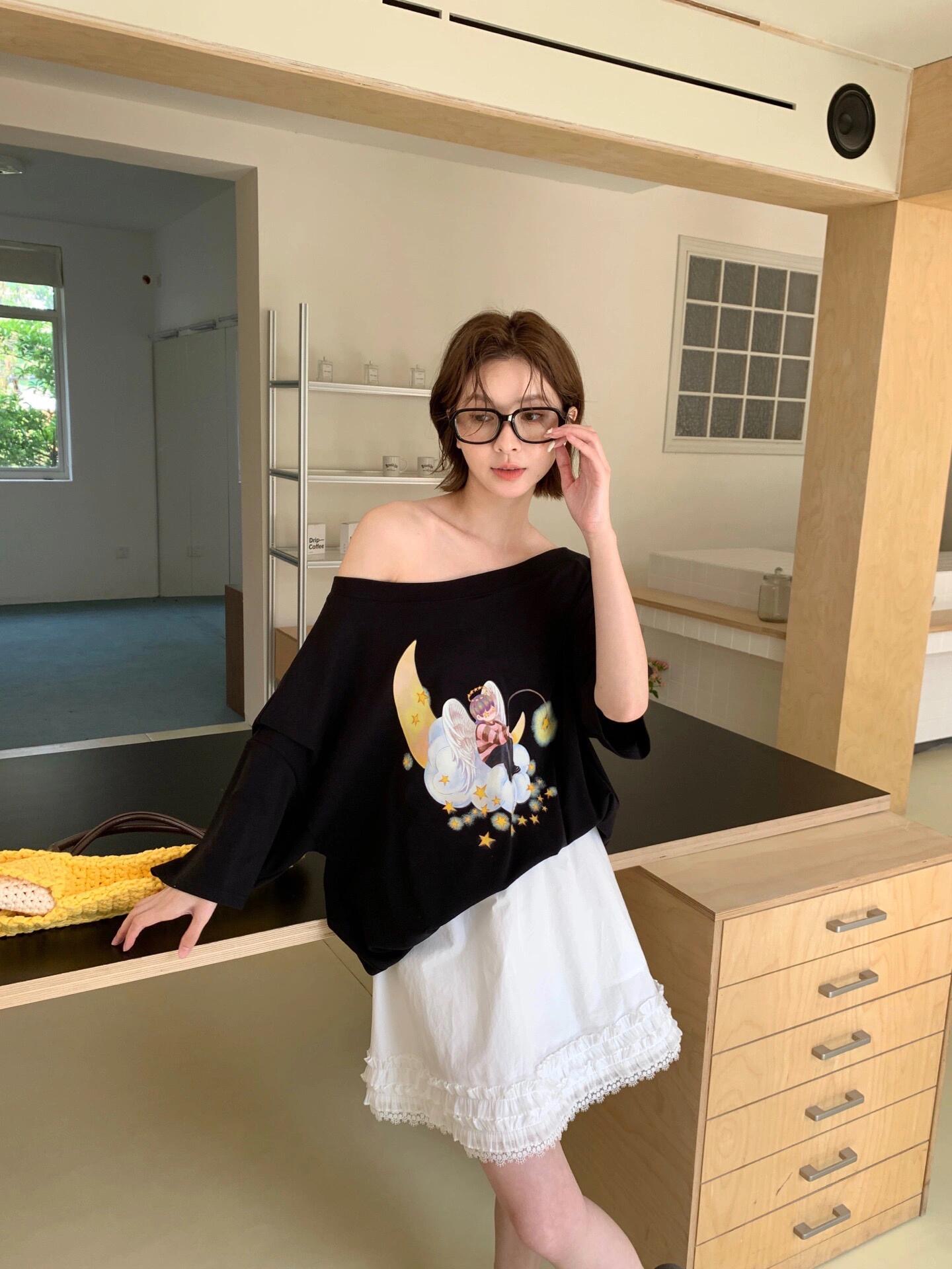 NO:432496,YANA* 25Ss Spring and Summer New Style Fishing Star Boy Print Off-shoulder T-shirt丨Exclusive high-end production!  It’s so beautiful to have a shoulder leak in summer!  !  It is both layered and fashionable!  The design is full of detail, and the details are so exquisite. The expressions of the little angel and the light of the stars are lifelike!  Sisters!  Close your eyes and rush!  S/M/L, tees, t-shirt, alexander wang19860909YANA* 25Ss春夏新款 钓星星男孩印花露肩T恤丨独家高版出品！夏日漏肩小心机也太好看了叭！！既有层次感又时髦十足！设计感满满的 细节更是精致到不行,小天使的表情、星星的光芒都栩栩如生！ 姐妹们！都给我闭眼冲！现货发售S/M/L,,tees，t-shirt,alexander wang,Women's clothing