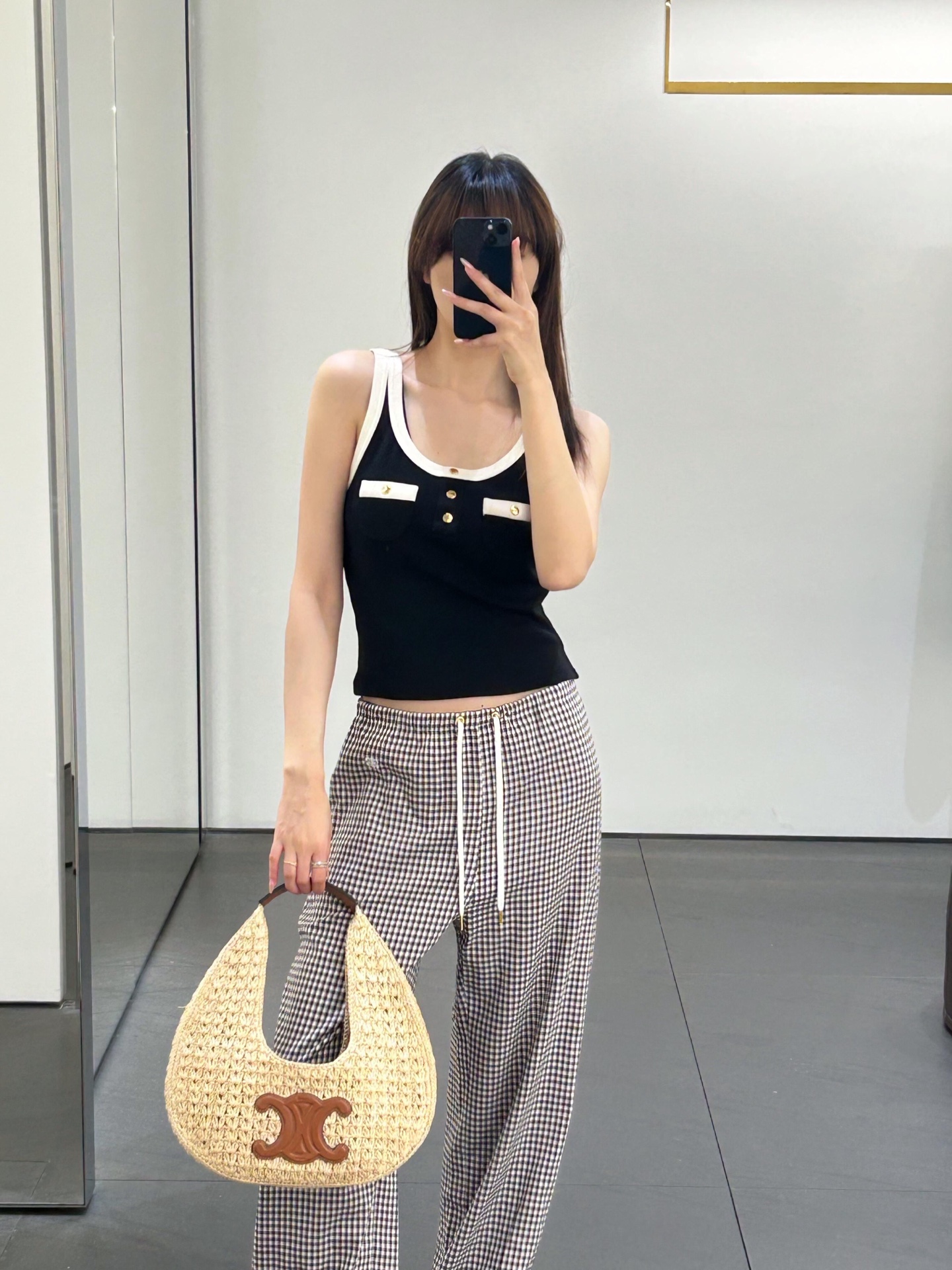 NO:436596,Celin* 25Ss spring and summer new model, three-pin buckle pocket contrasting color slim fit vest | Exclusive yb development!  High-end production!  Contrast color ribbed trim casual style!  Simple and elegant combination, super thin waist!  The upper body effect is really amazing!  Custom fabrics have high texture comfort!  The impeccable fabric and excellent styling design are simply perfect. This summer, I really don’t love this slim and detailed vest, which is huge and slim!  Big recommendation!  I really let a hundred hearts go!  S/M/L, celine, alexander wang19860909Celin* 25Ss春夏新款 三粒扣口袋撞色修身小背心丨独家yb开发！高版出品！撞色罗纹饰边休闲版型！简约大方好搭配 超显腰细！上身效果真的是绝绝子！定制面料有着高质感的舒适度！无可挑剔的面料搭配优秀的版型设计简直完美这个夏天真的狠难不爱这件修身又充满细节的背心巨巨巨显瘦！重磅推荐！真的放一百个心冲了！现货发售S/M/L,,celine,alexander wang,Women's clothing