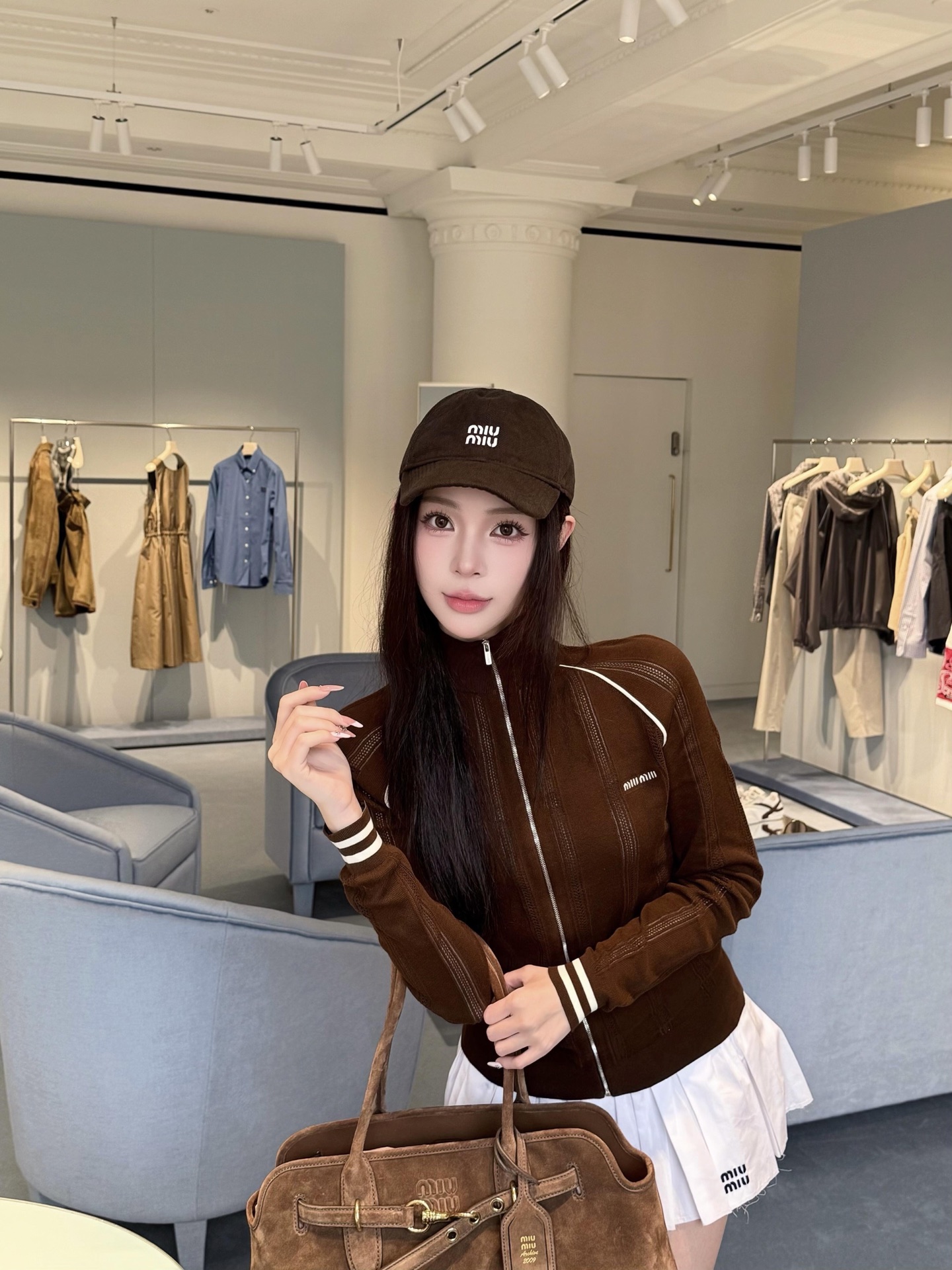 NO:432459,Miumi* 25Ss spring and summer new style micro-label long-sleeved zipper knitted jacket丨Exclusive high-end production!  Wool yarn weaving, soft and comfortable, fashionable and slim, long-sleeved knitted jacket cut, full-clad design zippers are convenient to put on and off, large body is in vertical hollow alternating raglan cuff lines contrasting colors, large body brown forms collision, threaded edges, perfect for exquisiteness, iconic letter logo decoration on the chest, showing the temperament of Miao's best, adding a gentle and literary atmosphere, perfect for any combination, S/M/L,,miumiu, jackets & coats,alexander wang19860909Miumi* 25Ss春夏新款 微标长袖拉链针织外套丨独家高版出品！羊毛纱线织造 柔软舒适 洋气显瘦 长袖针织外套剪裁 全开襟设计拉链便利穿脱 大身以竖状镂空交替插肩袖口线条撞色 大身棕色形成碰撞 配合螺纹包边 精致度满分 胸前标志性字母徽标装饰 展现缪氏最拿手的气质学院风格 增添温柔文艺气息 随意搭配都完美 现货发售S/M/L,,miumiu,jackets & coats,alexander wang,Women's clothing