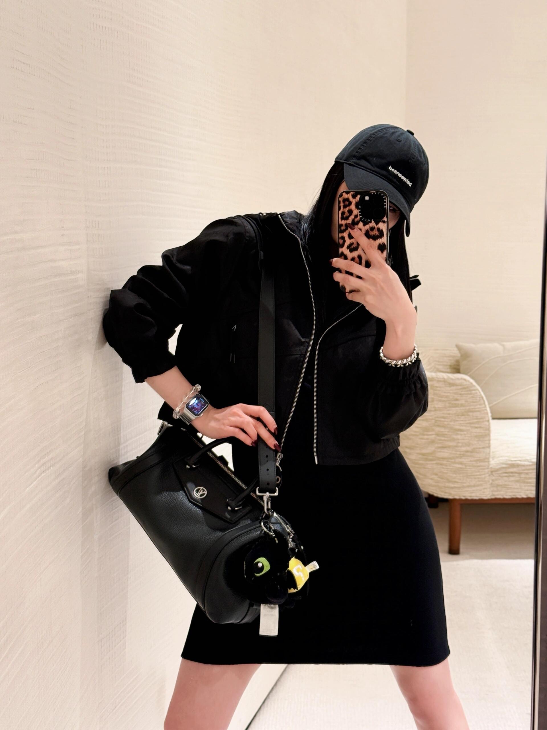 NO:436602,Louis Vuitto* 25Fw early autumn new model MONOGRAM presbyopia short windproof jacket | Exclusive high-end production!  The whole body is iconic four-leaf clover letters and dark pattern jacquard logo, highlighting the brand tone, the cuffs are pressed and lace elastic, and the adjustment is lighter and flexible with the hat collar drawstring, adding a sense of styling. The wear rate is super high, and it is an absolutely versatile style!  S/M/L, louis vuitton, jackets & coats, jackets & coats, hats, alexander wang19860909Louis Vuitto* 25Fw早秋新款 MONOGRAM老花短款防风夹克外套丨独家高版出品！通体标志性四叶草字母暗纹提花徽标 彰显品牌调性 袖口压褶花边松紧设计 配合帽领抽绳调节更轻便灵活 增添造型层次感 实穿率超高, 绝对百搭的款式！现货发售S/M/L,,louis vuitton,jackets & coats,jackets & coats,hats,alexander wang,Women's clothing