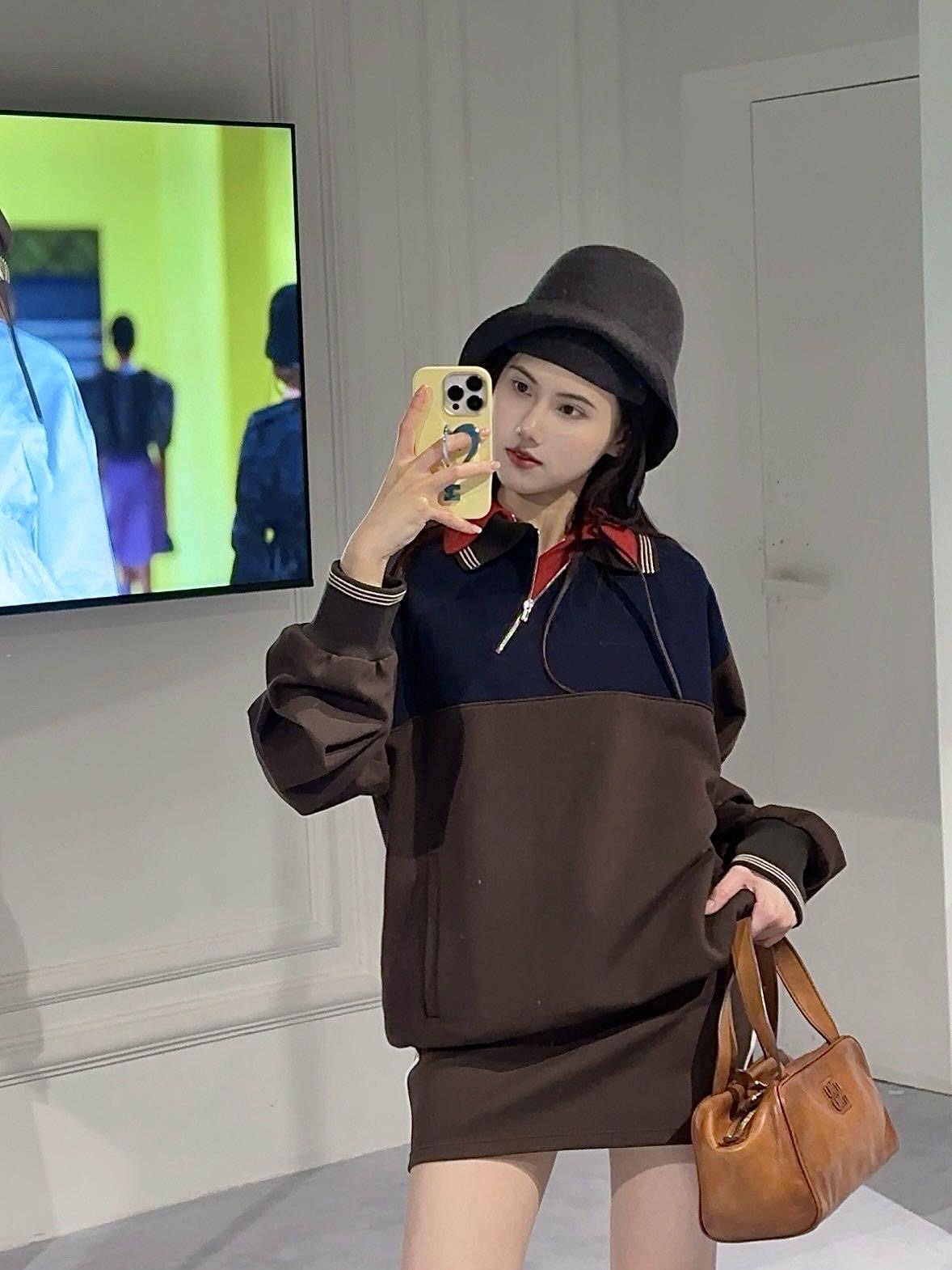 NO:433211,Miumi* 25Fw early autumn new style with oblique zipper lapel sweatshirt | Exclusive yb development!  High-end production!  Zipper lapel is both casual and cool zipper design, which looks very beautiful on the upper body. Unlocks a different outfit mode. The cool and handsome loose style is not picky at all. A must-have versatile sweatshirt in the wardrobe for autumn and winter. It can be easily trendy and has the lazy taste of the street. It can also be casual and fashionable. Customized fabrics are very good. The texture is super good. Babies. Quickly arrange it [let me see] S/M/L on sale in stock, Miumiu, hoodie, sweatshirts, alexander wang19860909Miumi* 25Fw早秋新款 斜拉链翻领卫衣丨独家yb开发！高版出品！拉链式翻领既休闲又cool斜拉链设计上身特别好看 解锁不一样的穿搭模式 酷飒又帅气宽松版型完全不挑人穿 秋冬的衣橱里必备的一件百搭款卫衣～轻轻松松就可以潮流出街既能拥有街头慵懒的味道 也能很休闲洋气 随意又不失时髦感定制面料 质感超级赞宝宝们 赶紧安排上[让我看看]现货发售S/M/L,,miumiu,hoodie,sweatshirts,alexander wang,Women's clothing