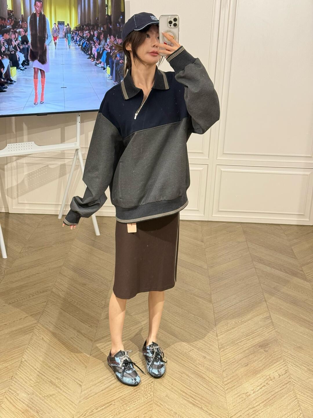 NO:433221,Miumi* 25Fw early autumn new style with oblique zipper lapel sweatshirt | Exclusive yb development!  High-end production!  Zipper lapel is both casual and cool zipper design, which looks very beautiful on the upper body. Unlocks a different outfit mode. The cool and handsome loose style is not picky at all. A must-have versatile sweatshirt in the wardrobe for autumn and winter. It can be easily trendy and has the lazy taste of the street. It can also be casual and fashionable. Customized fabrics are very good. The texture is super good. Babies. Quickly arrange it [let me see] S/M/L on sale in stock, Miumiu, hoodie, sweatshirts, alexander wang19860909Miumi* 25Fw早秋新款 斜拉链翻领卫衣丨独家yb开发！高版出品！拉链式翻领既休闲又cool斜拉链设计上身特别好看 解锁不一样的穿搭模式 酷飒又帅气宽松版型完全不挑人穿 秋冬的衣橱里必备的一件百搭款卫衣～轻轻松松就可以潮流出街既能拥有街头慵懒的味道 也能很休闲洋气 随意又不失时髦感定制面料 质感超级赞宝宝们 赶紧安排上[让我看看]现货发售S/M/L,,miumiu,hoodie,sweatshirts,alexander wang,Women's clothing