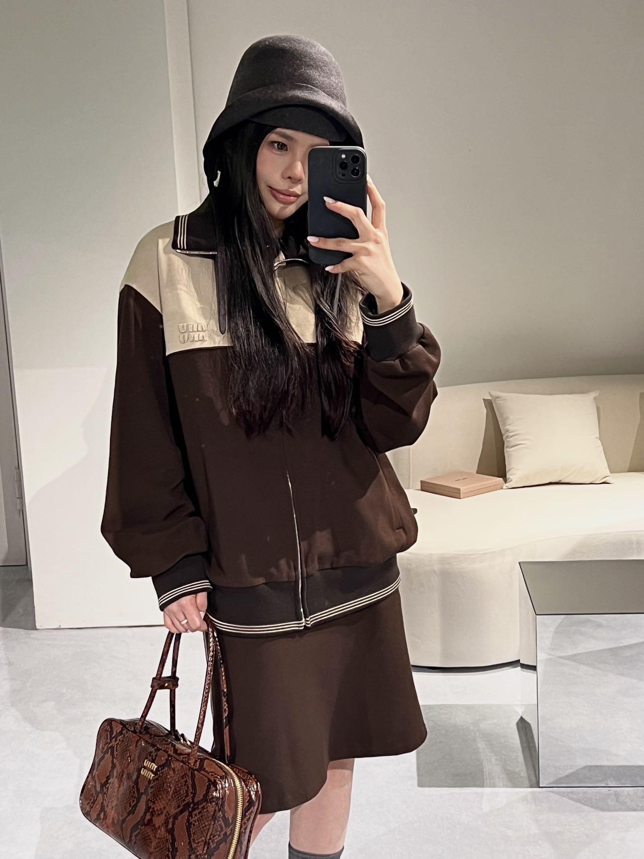 NO:433231,Miumi* 25Fw early autumn new style Maillard color spliced ​​zipper jacket | Exclusive yb development!  High-end production!  Custom fabrics, with a certain sense of weight when you get them, Gao Ke heavy fabrics are tightly weaved, spliced ​​contrasting design, three-dimensional letter logo design, custom hardware accessories, same style for men and women, babies, hurry up and arrange [let me see] S/M/L,,miumiu, jackets & coats,alexander wang19860909Miumi* 25Fw早秋新款 美拉德色系拼接拉链外套丨独家yb开发！高版出品！定制面料 拿到手有一定的分量感 高克重面料密织 拼接撞色设计 领口饰有立体字母徽标设计 定制五金辅料 男女同款 宝宝们 赶紧安排上[让我看看]现货发售S/M/L,,miumiu,jackets & coats,alexander wang,Women's clothing