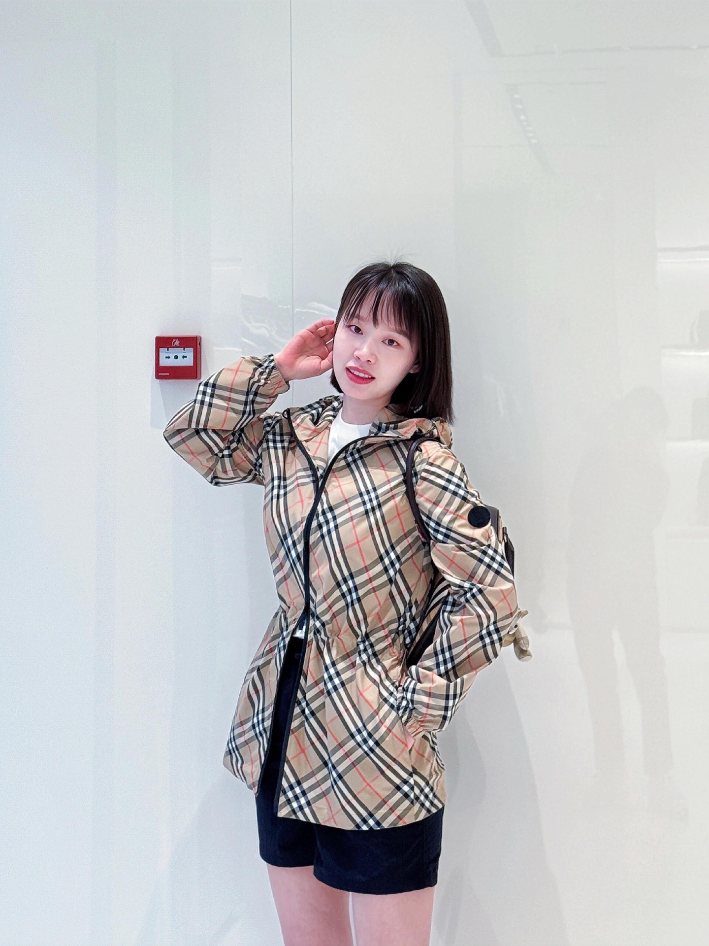 NO:436974,Burb*rry 25Ss Spring and Summer New Style, Checked Sunscreen Light Thin Nylon Hooded Jacket | Exclusive High-end Production!  The original imported memory silk plaid fabric is light and breathable, and the texture is super delicate!  Super popular and fashionable items, classic tailoring styles are versatile and not picky, and are rich and diverse and handsome styles. The original custom style is fashionable and high-end. The counter develops hardware accessories, and the workmanship quality depends on the details. S/M/L is available in stock, burberry, jackets & coats, jackets & coats, hats, alexander wang19860909Burb*rry 25Ss春夏新款 格纹防晒轻薄尼龙连帽夹克外套丨独家高版出品！原版进口记忆丝格纹面料轻薄透气质感超细腻！超人气时髦单品,经典剪裁版型百搭不挑人,丰富多元的帅气风格.原版定制版型上身时髦又高级.专柜开发五金配件,做工品质看细节.现货发售S/M/L,,burberry,jackets & coats,jackets & coats,hats,alexander wang,Women's clothing