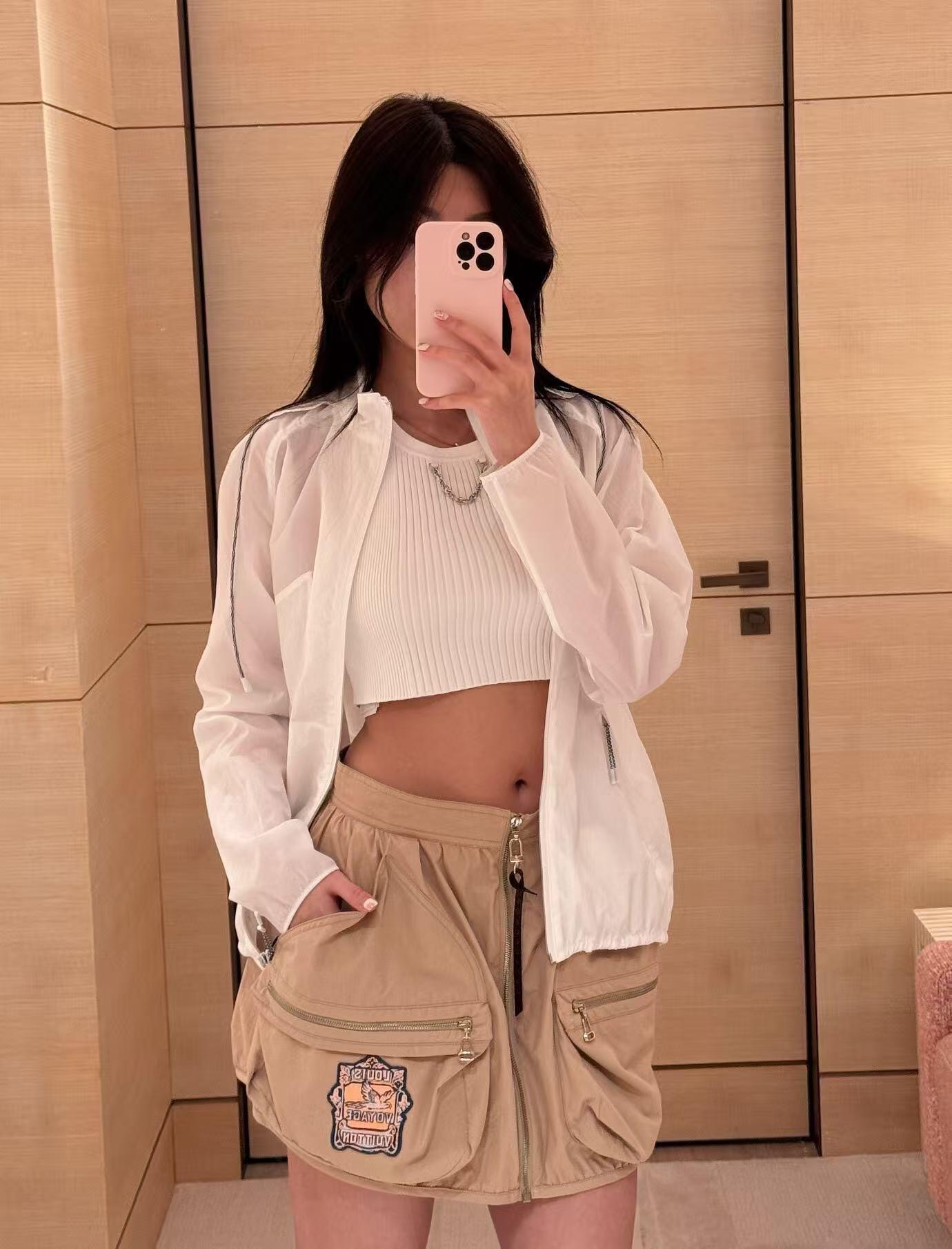 NO:436579,Louis Vuitt*n 25Ss Spring and Summer New Style Lightweight Hooded Sunscreen Jacket | Exclusive yb development!  High-end production!  27700 purchase Zp to disassemble and create, order-woven and dye imported fabrics, really use the original order-woven fabrics to enlarge the details of the version shipment process, and look at the details. In addition, the restoration degree is close to more than 98, and the workmanship is invincible. It is truly restored 1:1. Buy directly with your eyes closed. S/M/L is available in stock, and it is sold in stock, and it is sold in S/M/L, louis vuitton, jackets & coats, jackets & coats, hats, alexander wang19860909Louis Vuitt*n 25Ss春夏新款 轻薄款连帽防晒夹克外套丨独家yb开发！高版出品！27700购买Zp拆解打造,订织订染进口面料真正用到原版订织面料做到对版出货工艺放大看细节除还原度接近98以上 做工也无敌了真正做到1:1还原 直接闭着眼购买 现货发售S/M/L,,louis vuitton,jackets & coats,jackets & coats,hats,alexander wang,Women's clothing