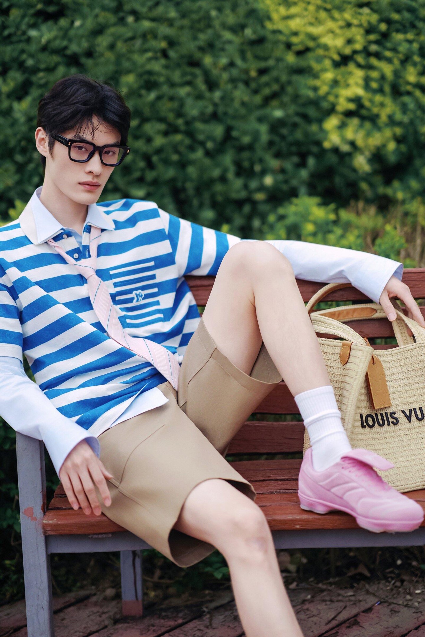 NO:435915,Louis Vuitt*n 25Ss Spring and Summer New Monogram Jacquard Contrast Stripe POLO Shirt丨Exclusive High-edition Production!  Polo shirts are made of delicate bead flooring cotton, which outline contrasting stripes for Monogram jacquard base, and then embellish the chest pockets with pinstripes and rubber LV Charm patches. Pearl buttons perfect the unique summer style. S/M/L for men and women, S/M/L, louis vuitton, louis vuitton, alexander wang19860909Louis Vuitt*n 25Ss春夏新款 Monogram提花撞色条纹POLO衫丨独家高版出品！马球衫取材细腻珠地棉,为 Monogram 提花基底勾勒撞色条纹,再以稍细条纹和橡胶 LV Charm 贴饰点缀胸袋.珠光纽扣完善别致夏日格调.男女同款 现货发售S/M/L,,louis vuitton,louis vuitton,alexander wang,Women's clothing