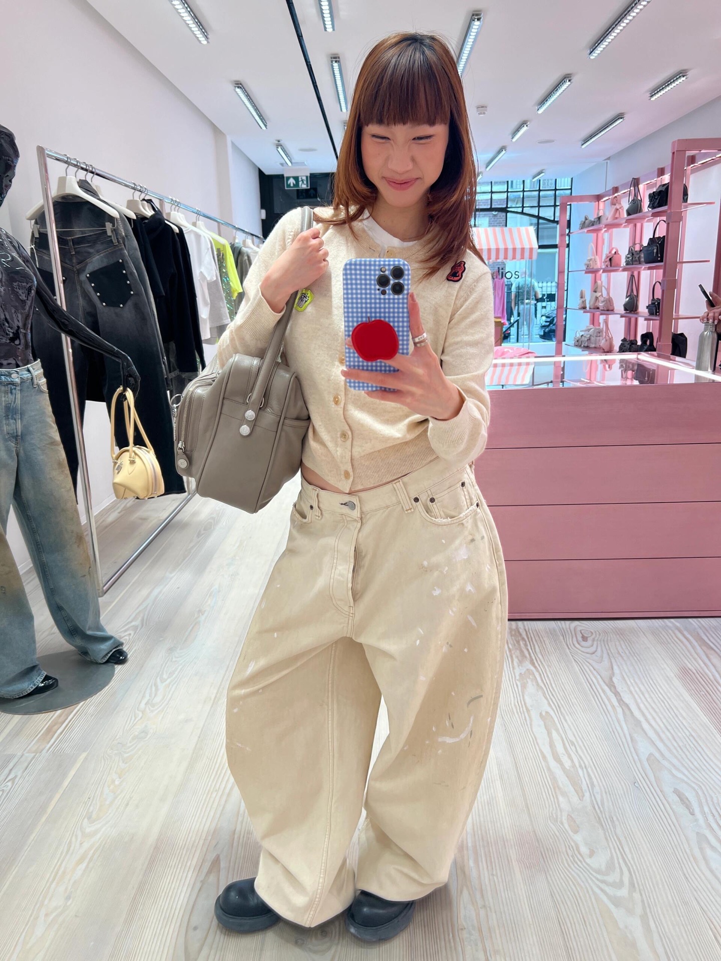 NO:433832,Acne Studio*s Moomin 25Fw early autumn co-branded new model cartoon patch round neck wool knitted cardigan | Exclusive high-end production!  You can easily make your appearance cheats. The slim fit style perfectly shows the beautiful curves!  Whether paired with shorts or short skirts or work jeans, it can easily create a good body proportion. S/M/L is available in stock, acne studios, skirts, shorts, jeans, alexander wang19860909Acne Studi*s Moomin 25Fw早秋联名新款 卡通贴布圆领羊毛针织开衫丨独家高版出品！轻轻松松就能让你颜值开挂 修身的版型上身完美展现优美的曲线！版型日常无论搭配短裤短裙 或者工装牛仔裤轻松穿出好的身材比例 现货发售S/M/L,,acne studios,skirts,shorts,jeans,alexander wang,Women's clothing