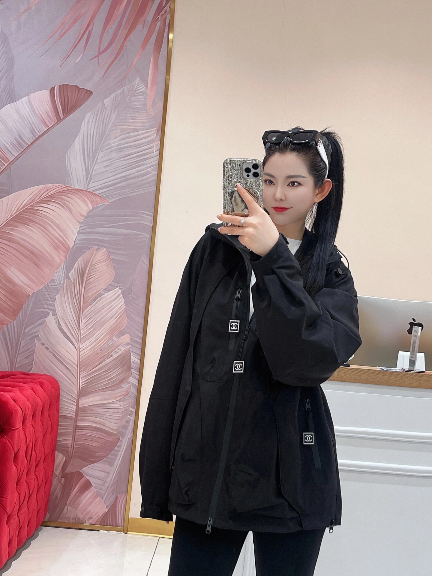 NO:433859,Chane* 25Ss spring and summer new style, medieval hooded jacket | Exclusive high-end production!  Loose style design is not picky at all, the back logo print design is full of small details, the first choice for sun protection in summer, super cool, the rotator sleeve upper body makes the body look slim, instantly becomes a paper person, lazy, casual and fashionable feeling is easy to control on the spot S/M/L, chanel, jackets & coats, hats, alexander wang19860909Chane* 25Ss春夏新款 中古风连帽冲锋衣外套丨独家高版出品！宽松版型设计完全不挑人后背logo印花设计小细节满满,夏季首选防晒 超级凉快 落肩袖型上身更显身形纤细 秒变纸片人 慵懒随性时髦感轻松驾驭现货发售S/M/L,,chanel,jackets & coats,hats,alexander wang,Women's clothing