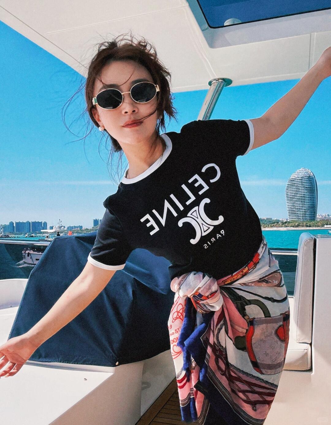 NO:433856,Celin* 25Ss spring and summer new style, classic logo letter printed round neck short-sleeved T-shirt on the chest | Exclusive high-end production!  Very recognizable, durable and fashionable, without losing the vintage style! It is wear-resistant and durable, and it is not easy to deform after wearing it for a long time. It has a classic round neck design, no face shape, black piping on the neckline, and a fitted style design. It is casual, natural, retro and easy to wear to create a simple and not simple fashionable feeling, retro and level!  S/M/L, celine, T-shirt,tees, t-shirt,alexander wang19860909Celin* 25Ss春夏新款 胸前经典logo字母印花圆领短袖T恤丨独家高版出品！很有辨识度,耐看又时髦,不失vintage风格!耐磨耐穿,久穿不易变形,经典圆领设计,不挑脸型,领口黑色滚边,合身版型设计,随性自然又复古轻松穿出简约不简单的时髦感,复古又显gao级！现货发售S/M/L,,celine,T-shirt,tees，t-shirt,alexander wang,Women's clothing