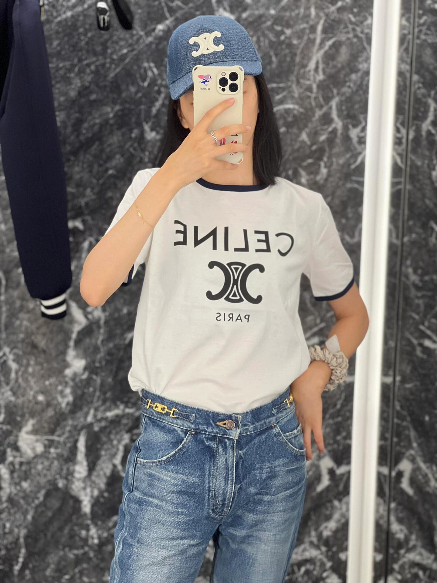 NO:433860,Celin* 25Ss spring and summer new style, classic logo letter printed round neck short-sleeved T-shirt on the chest | Exclusive high-end production!  Very recognizable, durable and fashionable, without losing the vintage style! It is wear-resistant and durable, and it is not easy to deform after wearing it for a long time. It has a classic round neck design, no face shape, black piping on the neckline, and a fitted style design. It is casual, natural, retro and easy to wear to create a simple and not simple fashionable feeling, retro and level!  S/M/L, celine, T-shirt,tees, t-shirt,alexander wang19860909Celin* 25Ss春夏新款 胸前经典logo字母印花圆领短袖T恤丨独家高版出品！很有辨识度,耐看又时髦,不失vintage风格!耐磨耐穿,久穿不易变形,经典圆领设计,不挑脸型,领口黑色滚边,合身版型设计,随性自然又复古轻松穿出简约不简单的时髦感,复古又显gao级！现货发售S/M/L,,celine,T-shirt,tees，t-shirt,alexander wang,Women's clothing