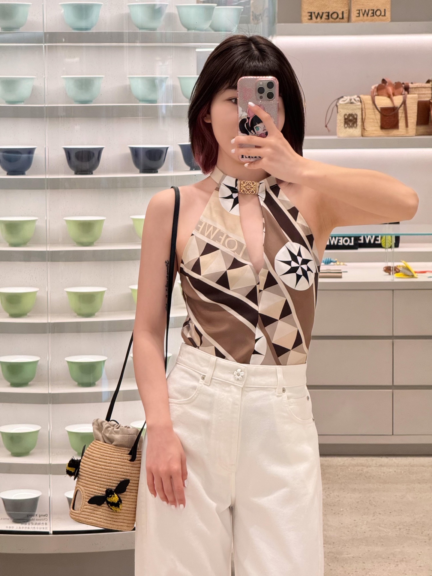 NO:436982,Loew*2025 spring and summer new style geometric contrasting color neck top丨Exclusive yb development!  High-end production!  Classic khaki tones, paired with personalized geometric patterns and unique star elements, the artistic sense and design sense are full. The texture is delicate and smooth. The halter design reveals the elegant neck and shoulder lines. Whether it is a dinner party or an art party, wear it and become the focus of elegance that will immediately become the audience's attention, interpreting your French luxury style. S/M/L on sale in stock, loewe, alexander wang19860909Loew*2025春夏新款 几何图形撞色挂脖上衣丨独家yb开发！高版出品！经典卡其色调,搭配个性几何图案与独特星芒元素,艺术感与设计感拉满.质感细腻流畅垂坠.挂脖设计展露优雅颈肩线条.无论是晚宴社交,还是艺术派对,穿上它,即刻成为全场瞩目的优雅焦点,演绎独属于你的法式奢华格调.现货发售S/M/L,,loewe,alexander wang,Women's clothing