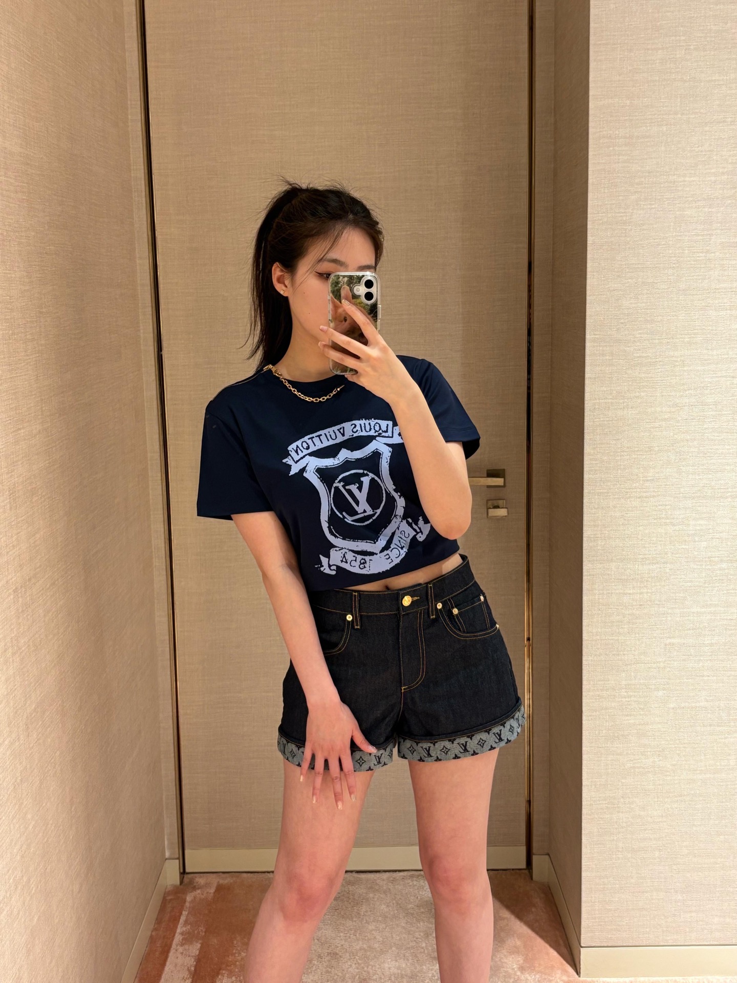 NO:435103,Louis vuittin* 25Ss Spring and Summer New Style Navy Badge Print Short Sleeve T-Shirt | Exclusive YB Development!  High-end production!  Interpret the letters and the year of the brand creation. The iconic zippers and chain thin nodes are accented with shoulders, achieving a variety of flexible shapes. The soft and breathable cotton cloth brings a comfortable wearing experience. The classic style is not picky about people and looks slim!  Highly recommended casual temperament items. S/M/L, louis vuitton, T-shirt,tees, t-shirt,alexander wang19860909Louis vuittin* 25Ss春夏新款 海军风徽章印花短袖T恤丨独家yb开发！高版出品！解读字母和品牌创立年份.标志性拉链及链条细节点缀肩头,实现多种灵动造型.柔软透气的棉布带来舒适穿着体验.经典版型不挑人上身巨显瘦！强烈推荐休闲气质单品.现货发售S/M/L,,louis vuitton,T-shirt,tees，t-shirt,alexander wang,Women's clothing