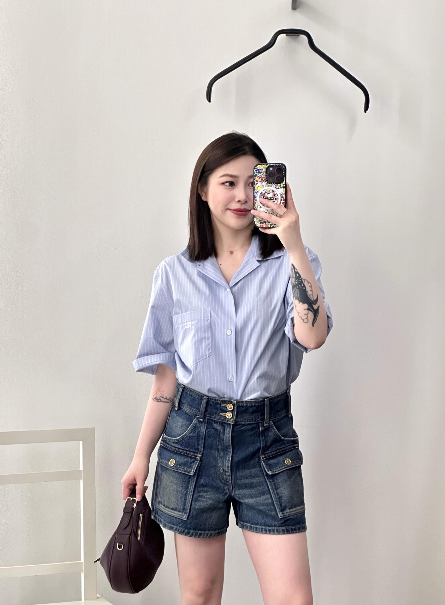 NO:435116,Celin* 25Fw early autumn new style, tooling pocket denim shorts丨Exclusive yb development!  High-end production!  Double enzyme washing and old denim blue, N kinds of water washing methods, super positive water color, differentiate various low-version products on the market!  Double buckle high-waist A-line pants, exclusive decoration with gold-tone triumphal arch gold buckle, glossy texture, made by professional manufacturers inside and outside, details are handled in place, and everyone who has obtained it knows the quality!  You can match Celine with a series of slim T-shirts and vests to unlock n refreshing and fashionable summer matches!  S/M/L, celine, shorts, tees, t-shirt, alexander wang19860909Celin* 25Fw早秋新款 工装口袋牛仔短裤丨独家yb开发！高版出品！双重酵素水洗做旧牛仔蓝,N种洗水方法,超正洗水色调,区别市场上各种低版货！双扣高腰A字裤型,装饰独家开模金色调凯旋门金扣,光泽质感拉,里外一线专业大厂制作,细节处理到位,拿过的都知道品质！可以搭配Celine 一系列修身T恤和背心解锁n种清爽时髦夏日搭配！现货发售S/M/L,,celine,shorts,tees，t-shirt,alexander wang,Women's clothing