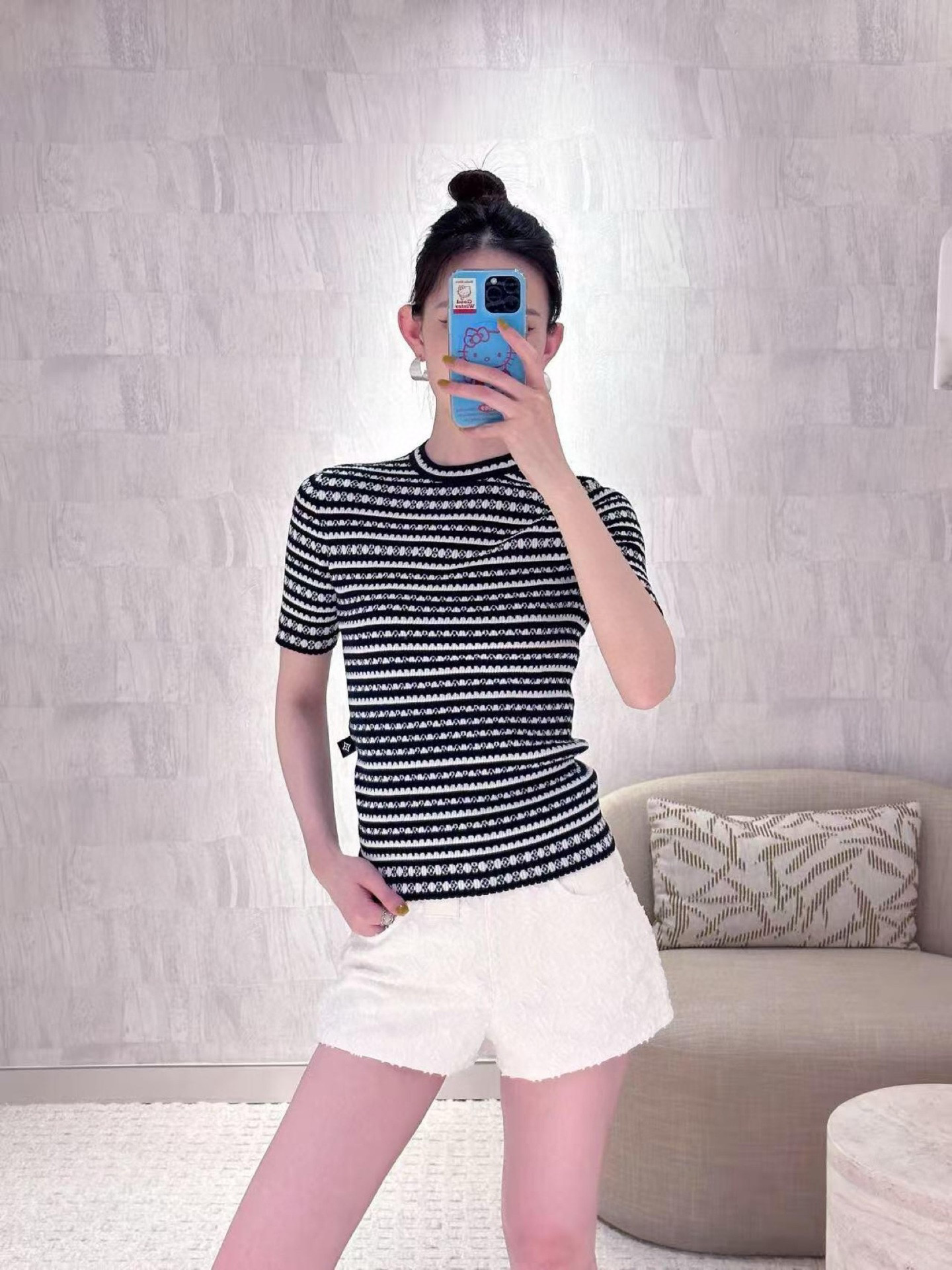 NO:435110,Louis Vuitt*n 25Ss Spring and Summer New Slide Monogram Jacquard Short Sleeve Knitted Sweater | Exclusive yb development!  High-end production!  Imported looms create black and white contrasting fan-shaped striped woven surfaces, integrating classic monogram four-leaf clover jacquard, fine craftsmanship, left logo label highlights recognition, slim fit style is fashionable and exquisite, and can be worn casually. It is very high-end when sold in stock~ S/M/L, louis vuitton, T-shirt, alexander wang19860909Louis Vuitt*n 25Ss春夏新款 扇形条纹Monogram提花短袖针织衫丨独家yb开发！高版出品！进口织机打造黑白对比色扇形条纹织面,融入经典monogram四叶草提花,工艺精细,左侧logo标签凸显辨识度,修身版型洋气精致,随便穿就巨高级~现货发售S/M/L,,louis vuitton,T-shirt,alexander wang,Women's clothing