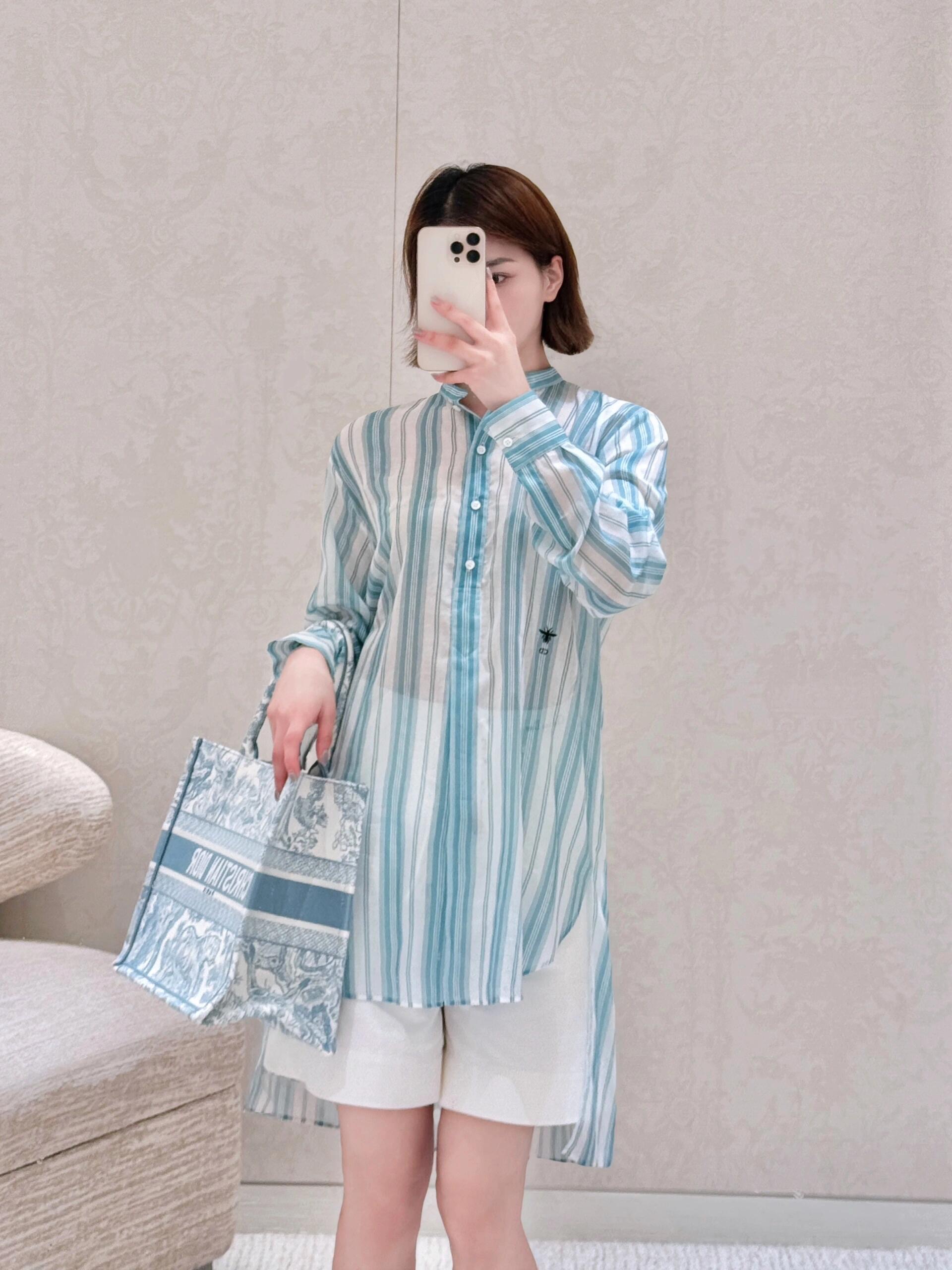 NO:435099,Dio*25 Spring and Summer Holiday New Product Striped Printed Shirt丨Exclusive High-Performance Production!  Reinterpret the classic pattern of D home. Custom imported silk cotton material is light and delicate, embroidered CD bee's classic short front and long slit design with romantic and casual style, elegant temperament and charming, and the workmanship quality depends on the details!  S/M/L, dior, dior,shirts,alexander wang19860909Dio*25春夏度假新品条纹印花衬衫丨独家高版出品！重新诠释 D家经典图案.定制进口丝棉材质轻盈细腻,刺绣CD小蜜蜂经典的前短后长开叉版型设计浪漫随性,气质优雅迷人,做工品质看细节！现货发售S/M/L,,dior,dior,shirts,alexander wang,Women's clothing