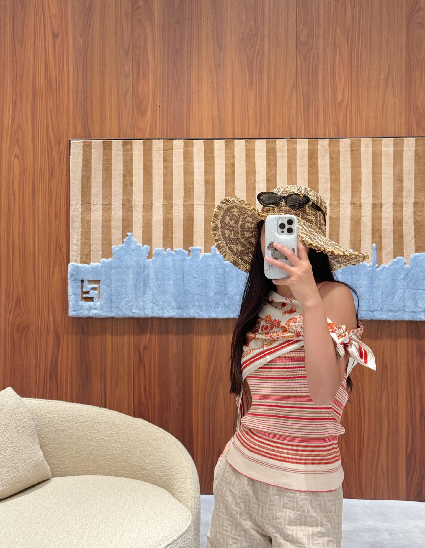 NO:435098,Fend* 25Ss Spring and Summer New Red Coffee Striped Stretch Knitted Vest丨Exclusive High-edition Production!  Low round neck sleeveless tight-fitting clothes made of mulberry silk and cotton yarn, decorated with red and beige striped patterns, FF Roma logo inlay decoration on the hem, it is really fashionable to match with cardigans~S/M/L, fendi, alexander wang19860909Fend* 25Ss春夏新款 红咖条纹弹力针织背心丨独家高版出品！低圆领无袖紧身上衣 桑蚕丝和棉纱材质 饰有红色和米色条纹图案、下摆有FF Roma标志嵌花装饰 与开衫搭配真的很时髦～现货发售S/M/L,,fendi,alexander wang,Women's clothing