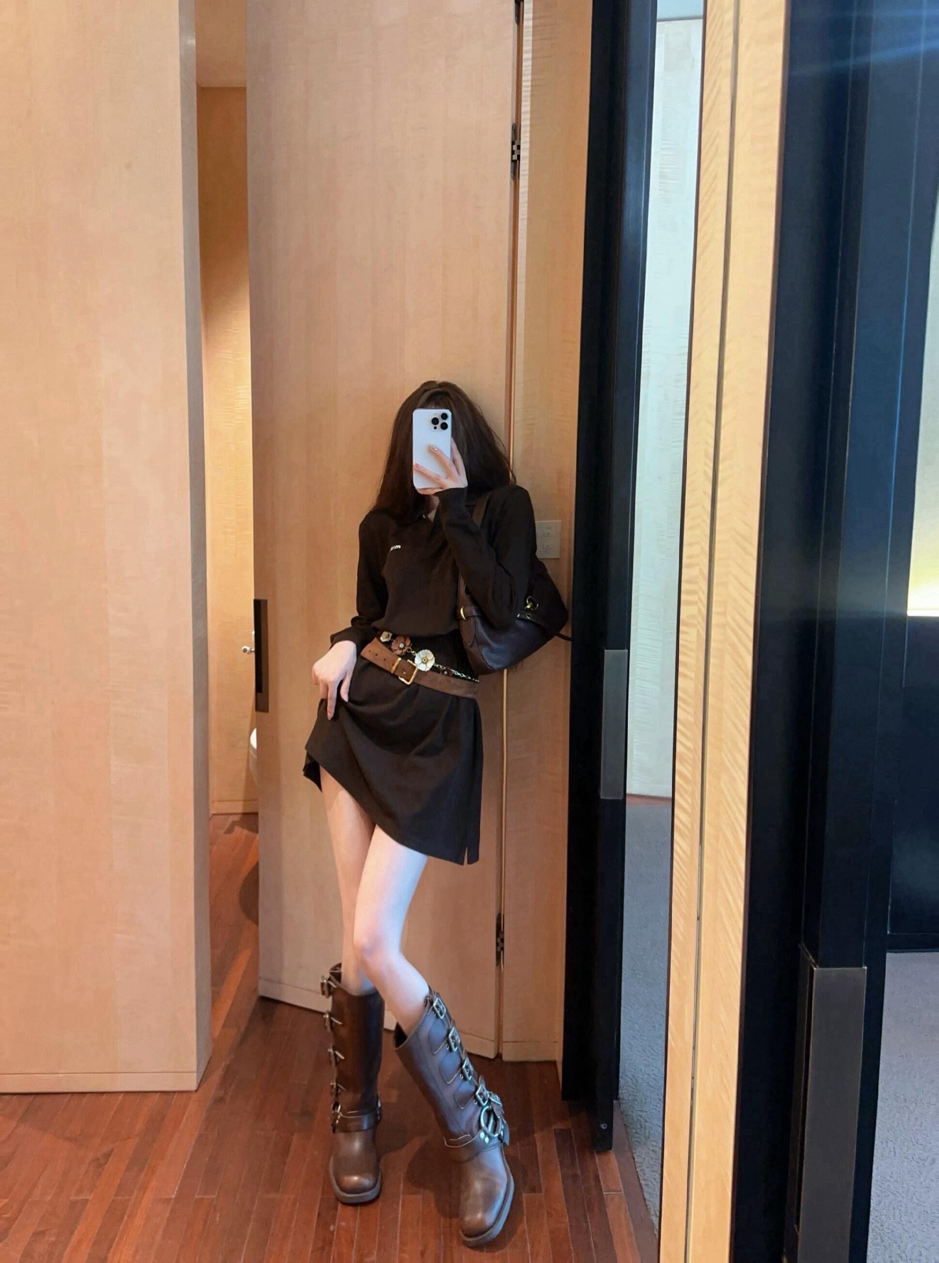 NO:435090,Miumi* 25Ss Spring and Summer New Style Lapel Letter Embroidered Casual Long Sleeve Dress丨Exclusive YB Development!  High-end production!  Use customized skin-friendly beaded cotton fabric, age-reducing Polo collar style, fitted style, huge slim upper body, and classic logo embroidery on the chest, successfully counterattacking to become the popular internet celebrity ~ S/M/L on sale in stock, miumiu, skirts, alexander wang19860909Miumi* 25Ss春夏新款 翻领字母刺绣休闲长袖连衣裙丨独家yb开发！高版出品！采用定制的亲肤珠地棉质面料,减龄Polo领版型,合身版型上身巨显瘦,胸口饰以经典logo徽标刺绣,成功逆袭为当下的网红爆款~现货发售S/M/L,,miumiu,skirts,alexander wang,Women's clothing