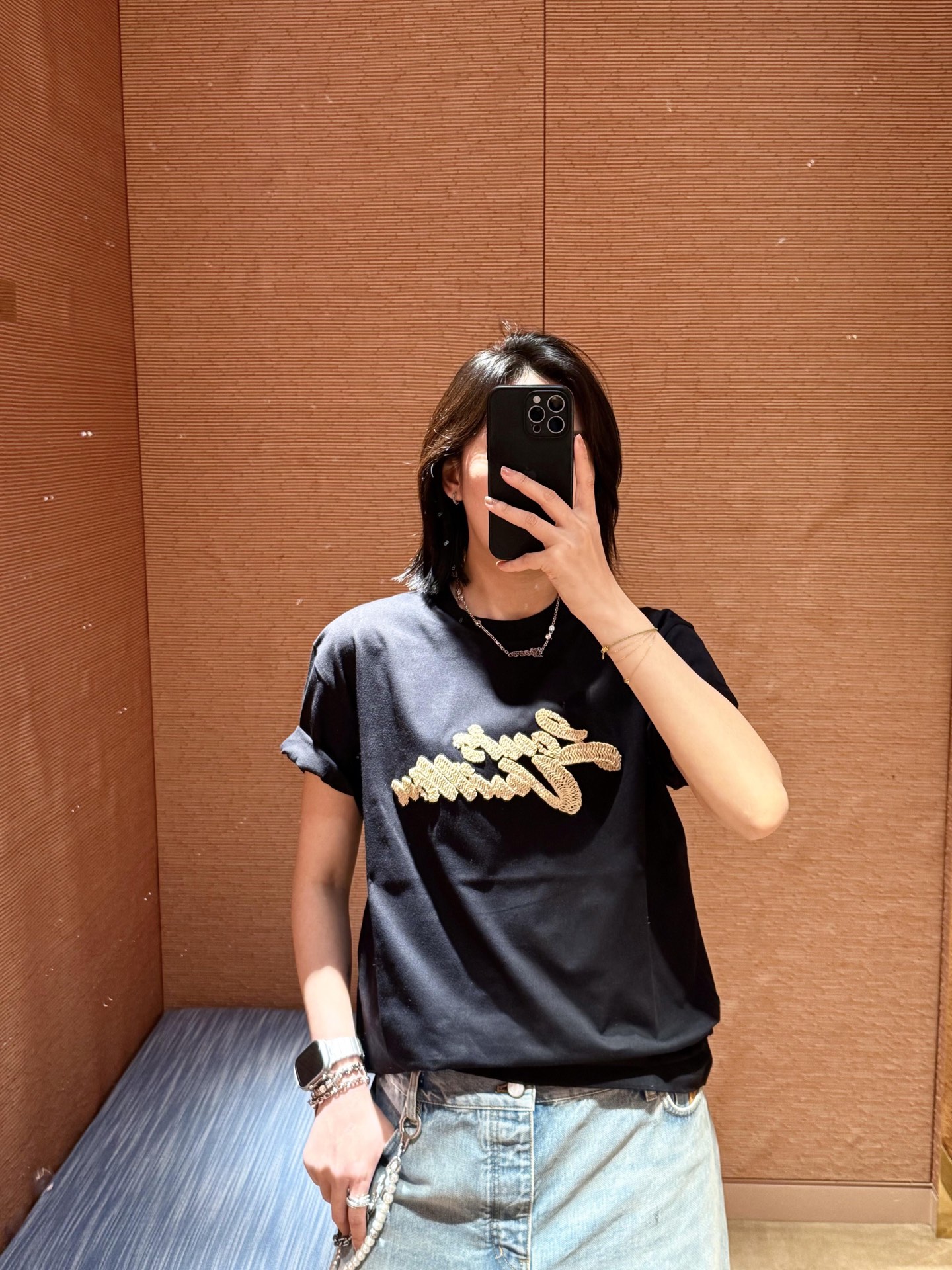 NO:435080,Louis Vuitt*n 25Ss Spring and Summer New Rafia Letter Embroidered Round Neck Short Sleeve T-shirt | Exclusive yb development!  High-end production!  The same style for men and women. Front and back embroidery logo textile lafite effect, rope imitation lafite embroidery craftsmanship, rope color matching, thickness and color comparison and customization according to the design pattern details, straight round neck style, workmanship quality depends on details ~ S/M/L,,louis vuitton, T-shirt,tees, t-shirt,alexander wang19860909Louis Vuitt*n 25Ss春夏新款 拉菲草字母刺绣圆领短袖T恤丨独家yb开发！高版出品！男女同款 前后刺绣标识纺织拉菲草效果,绳子仿拉菲草刺绣工艺,绳子对色定染,粗细跟据设计的图案细节对比定制,直筒圆领版型 做工品质看细节 ~现货发售S/M/L,,louis vuitton,T-shirt,tees，t-shirt,alexander wang,Women's clothing