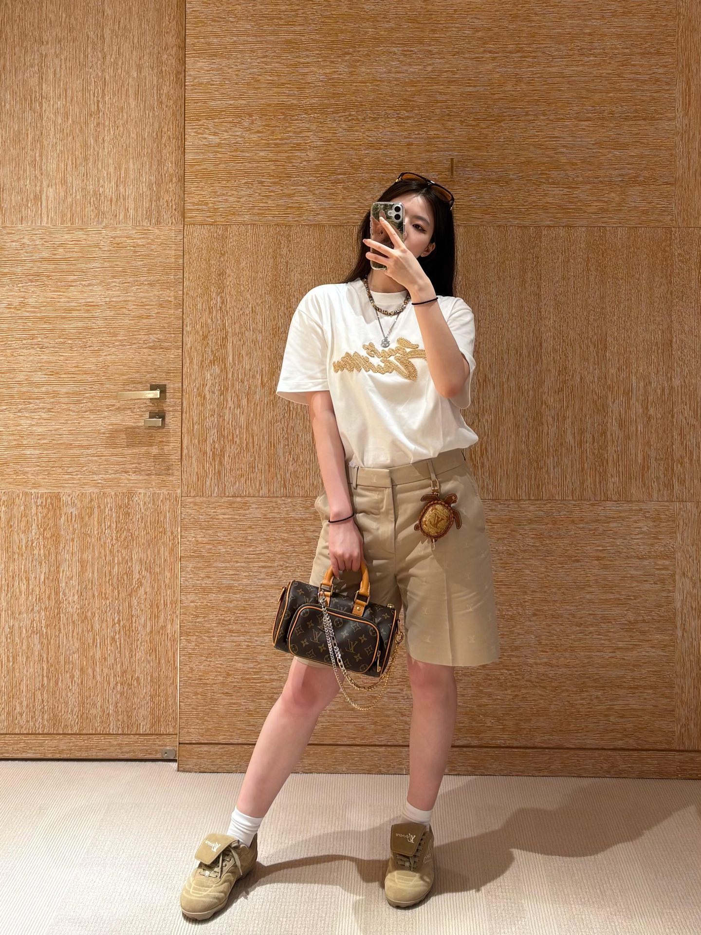 NO:435086,Louis Vuitt*n 25Ss Spring and Summer New Rafia Letter Embroidered Round Neck Short Sleeve T-shirt | Exclusive yb development!  High-end production!  The same style for men and women. Front and back embroidery logo textile lafite effect, rope imitation lafite embroidery craftsmanship, rope color matching, thickness and color comparison and customization according to the design pattern details, straight round neck style, workmanship quality depends on details ~ S/M/L,,louis vuitton, T-shirt,tees, t-shirt,alexander wang19860909Louis Vuitt*n 25Ss春夏新款 拉菲草字母刺绣圆领短袖T恤丨独家yb开发！高版出品！男女同款 前后刺绣标识纺织拉菲草效果,绳子仿拉菲草刺绣工艺,绳子对色定染,粗细跟据设计的图案细节对比定制,直筒圆领版型 做工品质看细节 ~现货发售S/M/L,,louis vuitton,T-shirt,tees，t-shirt,alexander wang,Women's clothing