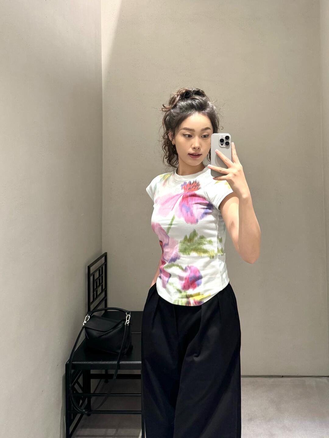 NO:435134,Loew* 25Ss spring and summer new style flower dyed round neck short-sleeved T-shirt丨Exclusive yb development!  High-end production!  Slim short-sleeved T-shirt cut to highlight the brand style. Made of gram-weight pure cotton, full of drape, presents a slim visual effect. Water-green base, active positioning printing, presents a smudged flower pattern, oil painting technique, full of artistic sense, letter logo on the back, strengthens brand identity, fashionable and high-end feeling, creates a personal style, fashionable and relaxed, single wear, and stylish, S/M/L,,loewe, T-shirt,tees, t-shirt,alexander wang19860909Loew* 25Ss春夏新款 花朵晕染圆领短袖T恤丨独家yb开发！高版出品！修身短袖T恤裁剪 凸显品牌格调 采用克重纯棉制成 垂坠感十足 呈现显瘦视觉效果 通体水绿色打底 活性定位印花 呈现出晕染花卉图案 油画手法 艺术感十足 后背字母徽标 加强品牌标识度 时尚高级感立现 打造个性风格 时髦松弛 单穿内搭都出彩时髦 现货发售S/M/L,,loewe,T-shirt,tees，t-shirt,alexander wang,Women's clothing