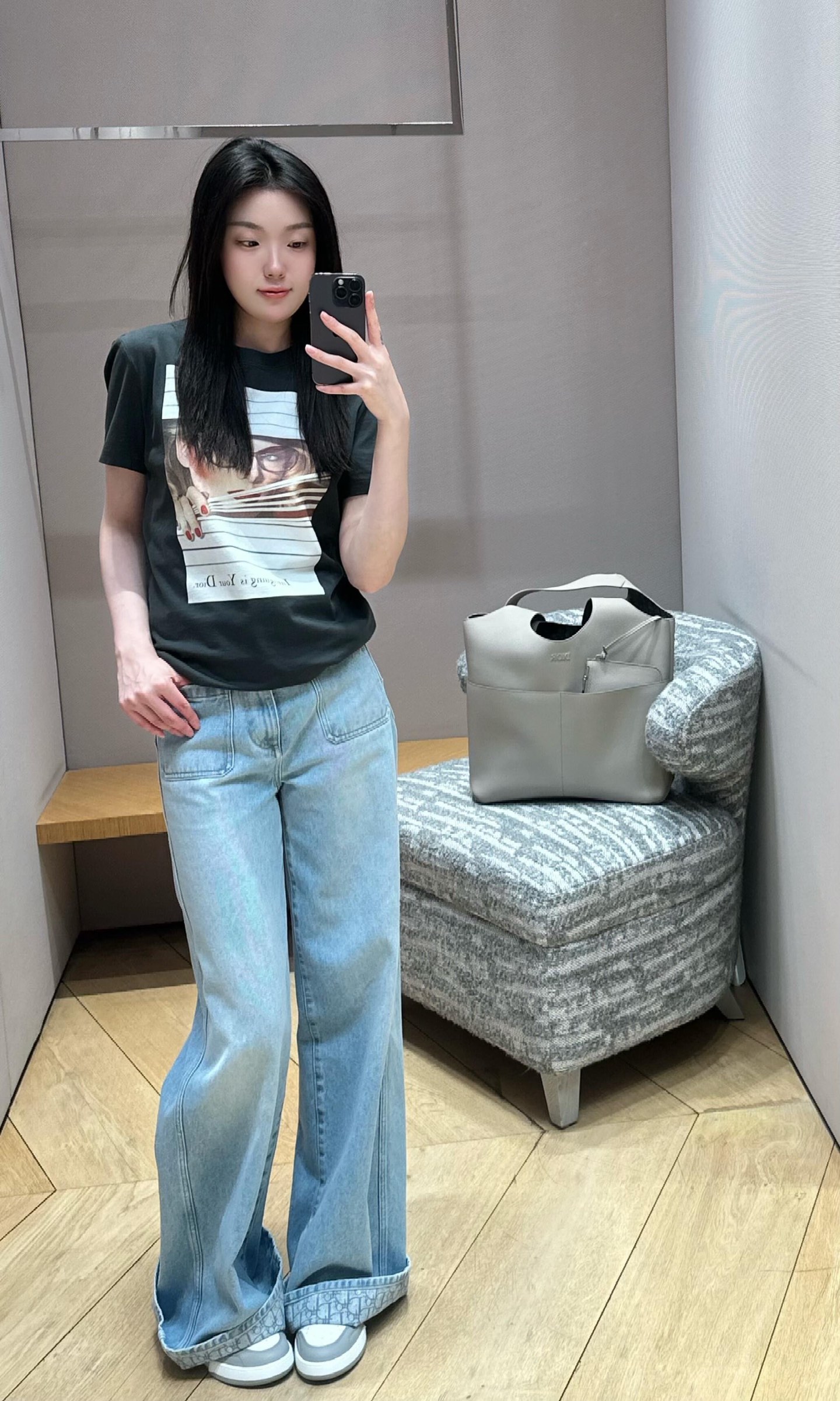 NO:435111,Dio* 25Ss Spring and Summer New Magazine Cover Print Round Neck Short Sleeve T-shirt | Exclusive yb development!  High-end production!  The same style for men and women, simple and high-end. The super eye-catching printed pattern on the front, paired with the words 'Intriguing is Your Di*r', the artistic and fashionable feeling is full. When you wear it, stand out from the crowd. Just wear jeans and you will be the most beautiful baby on the street! S/M/L on sale in stock, ,dior,jeans,T-shirt,tees,t-shirt,alexander wang19860909Dio* 25Ss春夏新款 杂志封面印花圆领短袖T恤丨独家yb开发！高版出品！男女同款 简约又高级.正面超吸睛的印花图案,搭配“Intriguing is Your Di*r”字样,艺术感与时尚感拉满,穿上瞬间在人群中脱颖而出,随便搭个牛仔裤,就是街头最靓的崽! 现货发售S/M/L,,dior,jeans,T-shirt,tees，t-shirt,alexander wang,Women's clothing