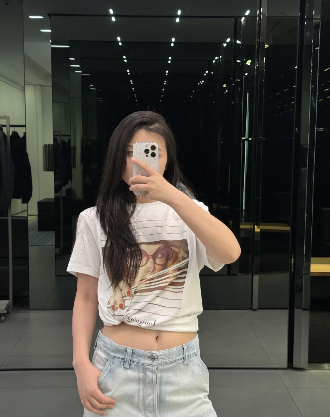 NO:435117,Dio* 25Ss Spring and Summer New Magazine Cover Print Round Neck Short Sleeve T-shirt | Exclusive yb development!  High-end production!  The same style for men and women, simple and high-end. The super eye-catching printed pattern on the front, paired with the words 'Intriguing is Your Di*r', the artistic and fashionable feeling is full. When you wear it, stand out from the crowd. Just wear jeans and you will be the most beautiful baby on the street! S/M/L on sale in stock, ,dior,jeans,T-shirt,tees,t-shirt,alexander wang19860909Dio* 25Ss春夏新款 杂志封面印花圆领短袖T恤丨独家yb开发！高版出品！男女同款 简约又高级.正面超吸睛的印花图案,搭配“Intriguing is Your Di*r”字样,艺术感与时尚感拉满,穿上瞬间在人群中脱颖而出,随便搭个牛仔裤,就是街头最靓的崽! 现货发售S/M/L,,dior,jeans,T-shirt,tees，t-shirt,alexander wang,Women's clothing