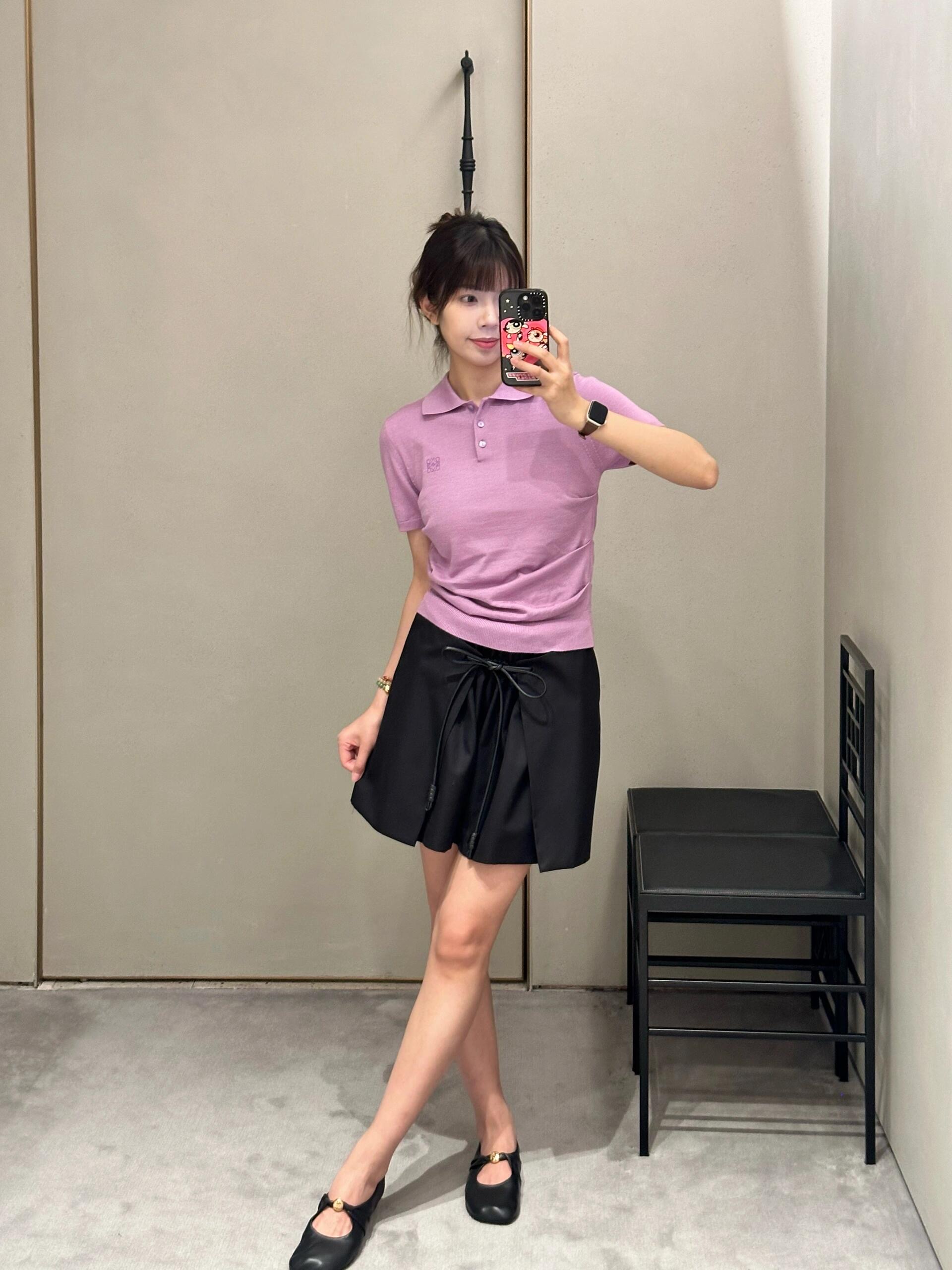 NO:436981,Loew* 25Ss Spring and Summer New Style Purple Micro-Class Wrinkled Lapel Short-Sleeve Top | Exclusive YB Development!  High-end production!  Full of tricks, pinch the hem arc on the side, look at the visual waist from the front, look at the side, and raise the waistline to show the length of the legs, which is 360 degrees to make you look taller and thin. The purple of the rock rose is the faint purple, super white. ① The whole thing is gentle. The knitted soft and delicate texture. The workmanship quality depends on the details. S/M/L is on sale in stock, loewe, T-shirt, alexander wang19860909Loew* 25Ss春夏新款 紫色微标褶皱翻领短袖上衣丨独家yb开发！高版出品！满满的小心机 侧面捏褶下摆圆弧 从正面看视觉收腰 侧面看又拉高腰线显腿长 妥妥的360度显高显瘦 岩蔷薇紫是那种淡淡的紫 超级显白① 整被温柔住了 针织柔软细腻质感 做工品质看细节.现货发售S/M/L,,loewe,T-shirt,alexander wang,Women's clothing