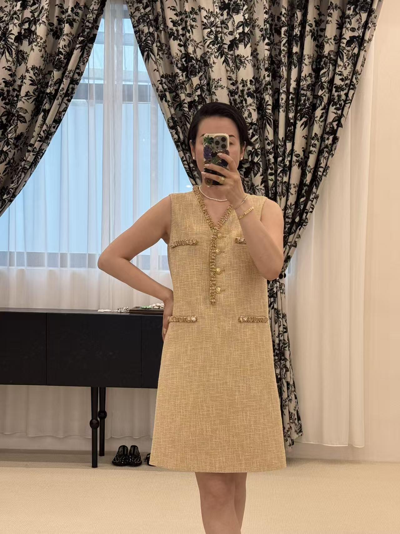 NO:435472,Chane* 25Ss Spring and Summer New Heavy Industry Handmade Beaded Vest Skirt丨Exclusive High-Performance Production!  Imported fabrics create a V-neck model, purely handmade, showing luxury while being elegant. Single-wearing and layering highlight the taste of high-end celebrities. The first choice for dressing with stylish and stylish four seasons. White and rich beauty standard. Customized surface accessories. Workmanship quality depends on details. S/M/L is available in stock, chanel, skirts, alexander wang19860909Chane* 25Ss春夏新款 重工手工钉珠背心裙丨独家高版出品！进口面料打造V领典范 纯手工订制 尽显奢华的同时不失雅致 单穿叠搭都 突出高级名媛品味 四季气质时髦精的穿搭首选 白富美标配 定制面辅料 做工品质看细节.现货发售S/M/L,,chanel,skirts,alexander wang,Women's clothing