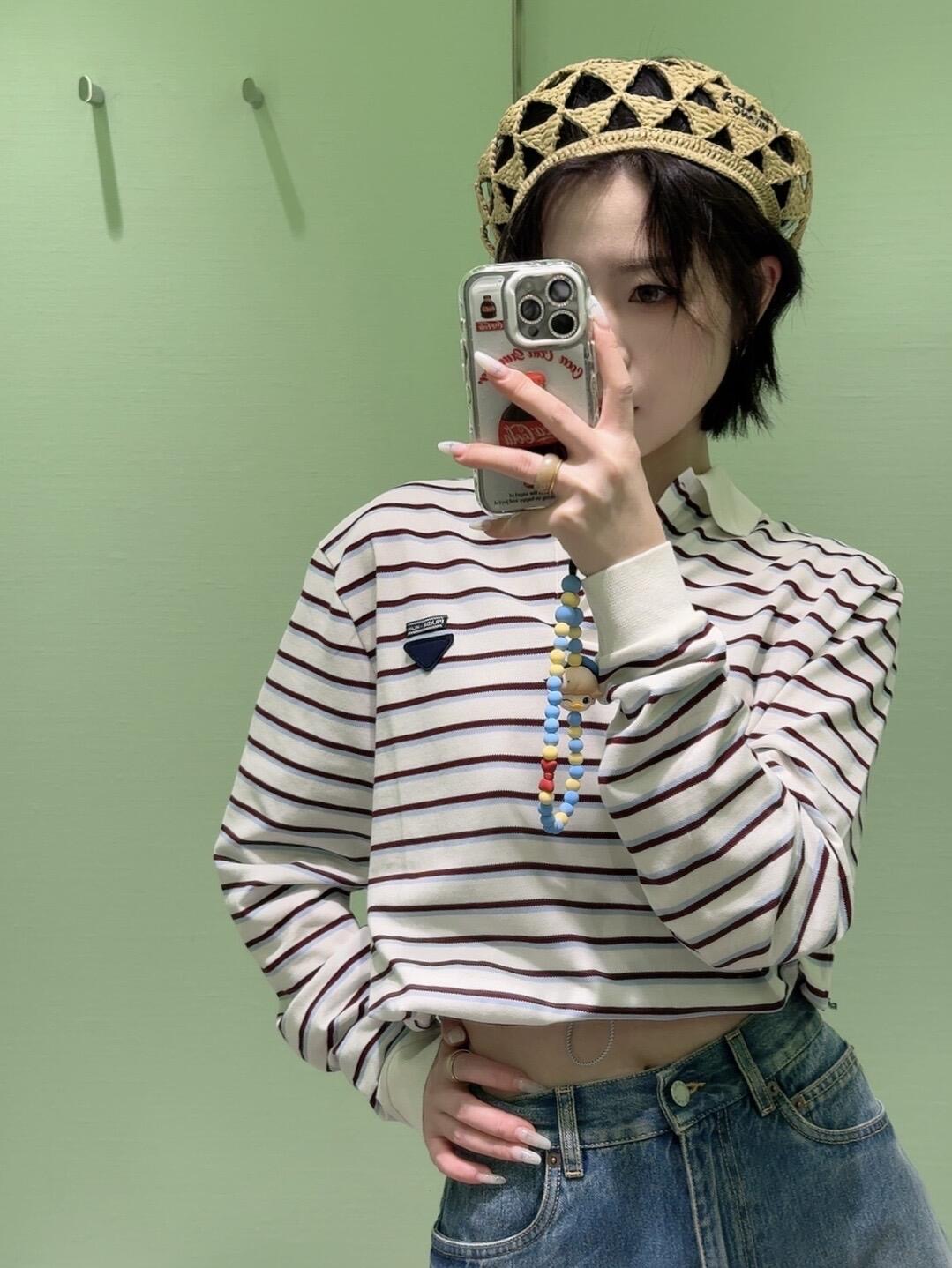 NO:435478,Prad* 25Ss spring and summer new style, high-spirited outfit striped long-sleeved Polo shirt丨Exclusive yb development!  High-end production!  Short drawstring elastic waist design with fashionable and exquisite quality items!  Imported pure cotton fabric!  The handsome girlish style is versatile and age-reducing sweetness. The upper body looks huge and slim!  S/M/L, prada, alexander wang19860909Prad* 25Ss春夏新款 高智感穿搭条纹控长袖Polo衫丨独家yb开发！高版出品！小短款抽绳松紧腰设计时髦精必入气质单品！进口纯棉面料！帅气少女风百搭减龄甜美气息.版型上身巨显瘦！现货发售 S/M/L,,prada,alexander wang,Women's clothing