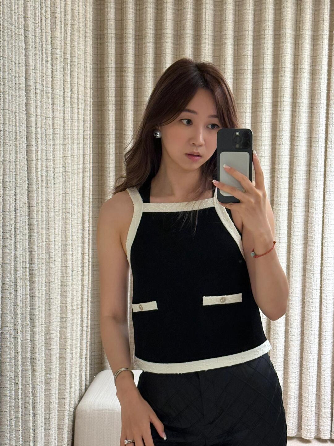 NO:435467,Chane* 25A high-end handicraft new model black and white contrasting suspender vest丨Exclusive yb development!  High-end production!  The color-blocking design feels full, and it is matched with custom ultra-fine wool fabric, so you don’t want to take off your upper body and feel comfortable and breathable!  And a high-end texture visible to the naked eye!  Simple and elegant without losing the sense of fashion!  Easily grasp the high-end temperament!  It is clean and neat and slim. It is a kind of daily versatile and easy to wear and create a good body proportion. Sisters, close their eyes!  S/M/L, Chanel, alexander wang19860909Chane* 25A高级手工坊新款 黑白撞色吊带背心丨独家yb开发！高版出品！拼色设计感十足,搭配定制超细羊毛面料,上身就不想脱下的舒适透气亲肤感！以及肉眼可见的高级质感！简约大气又不失时髦感 ！轻松拿捏高级气质！干净利落自带显瘦属性 脱不下来的那种日常百搭轻松穿出好的身材比例姐妹们 闭眼入！现货发售S/M/L,,chanel,alexander wang,Women's clothing