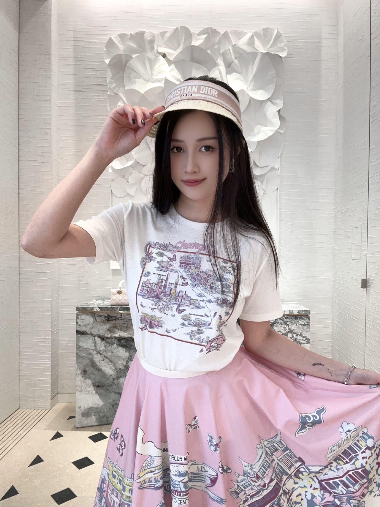 NO:435485,Dio* 25Ss Spring and Summer City Limited New Style, Shanghai's Bund is covered with sunset printed pattern short-sleeved T-shirt | Exclusive yb development!  High-end production!  The imported pure cotton linen washing fabric has a great texture!  Temperamental girlish style and age-reducing and fashionable item!  Low-key and luxurious, versatile style, not picky about others, beautiful body!  The quality of workmanship depends on the details!  S/M/L,dior,T-shirt,tees,t-shirt,alexander wang19860909Dio* 25Ss春夏城市限定新款 上海的外滩披上夕阳印花图案短袖T恤丨独家yb开发！高版出品！进口纯棉亚麻洗水面料质感超赞！气质少女风减龄又时髦单品！低调奢华,版型百搭不挑人上身美的不要不要的！做工品质看细节！现货发售S/M/L,,dior,T-shirt,tees，t-shirt,alexander wang,Women's clothing