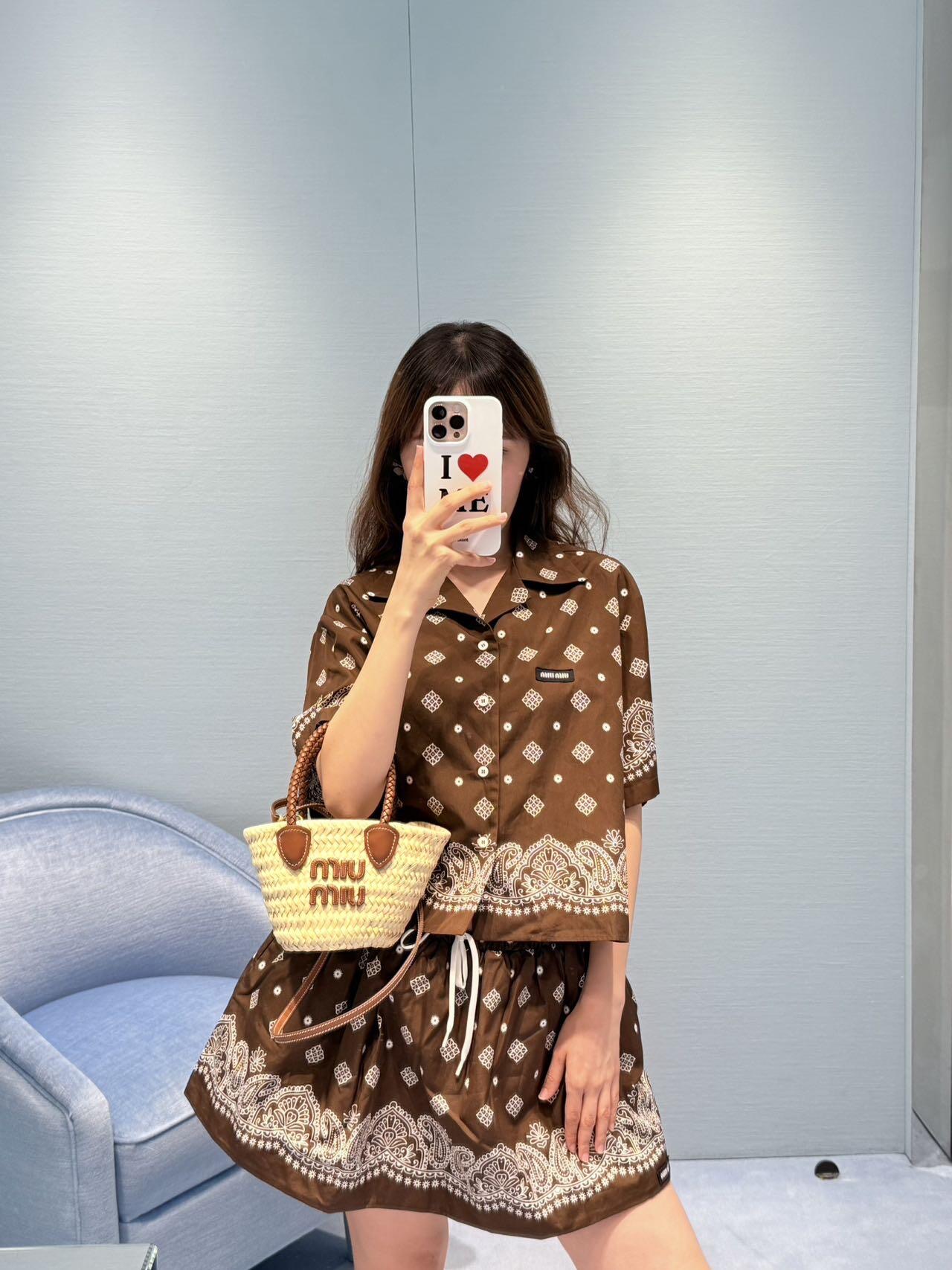 NO:435474,Miumi* 25Ss spring and summer new style cashew flower vacation style short-sleeved shirt + elastic waist skirt suit | Exclusive yb development!  High-end production!  Fully positioned printed patterns full of summer atmosphere!  Custom imported pure cotton fabric has a great texture. The temperamental lapel has a small short style and looks slim on the upper body!  It is sweet or salty and has a versatile temperament that is not picky!  Workmanship quality depends on the details. S/M/L is available in stock, miumiu, skirts, shirts, T-shirts, alexander wang19860909Miumi* 25Ss春夏新款 腰果花度假风短袖衬衫+松紧腰半裙套装丨独家yb开发！高版出品！全定位印花图案满满的夏日气息！定制进口纯棉面料质感超赞.气质翻领小短款版型上身巨显瘦！可甜可盐气质百搭不挑人！做工品质看细节.现货发售S/M/L,,miumiu,skirts,shirts,T-shirt,alexander wang,Women's clothing