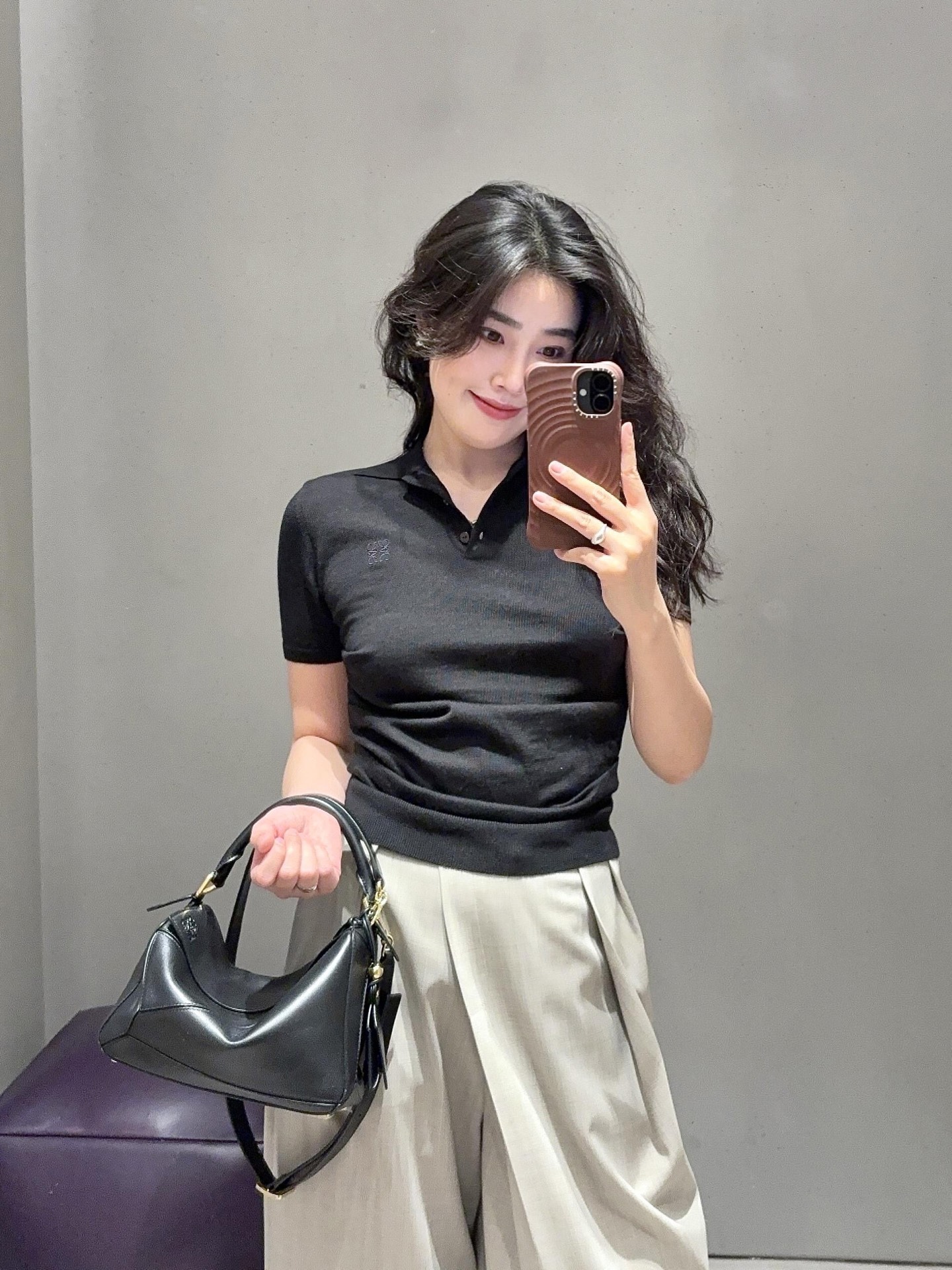 NO:435874,Loew* 25Ss spring and summer new style micro-label pleated lapel short-sleeved top丨Exclusive yb development!  High-end production!  Full of tricks, pinch the hem arc on the side, look at the front and close the waistline. Look at the side and raise the waistline to make the legs look longer. It is 360 degrees and makes it look thinner and whiter. ① The whole thing is gentle. The knitted soft and delicate texture. The workmanship quality depends on the details. S/M/L is on sale in stock, loewe, T-shirt, alexander wang19860909Loew* 25Ss春夏新款 微标褶皱翻领短袖上衣丨独家yb开发！高版出品！满满的小心机 侧面捏褶下摆圆弧 从正面看视觉收腰 侧面看又拉高腰线显腿长 妥妥的360度显高显瘦 超级显白① 整被温柔住了 针织柔软细腻质感 做工品质看细节.现货发售S/M/L,,loewe,T-shirt,alexander wang,Women's clothing