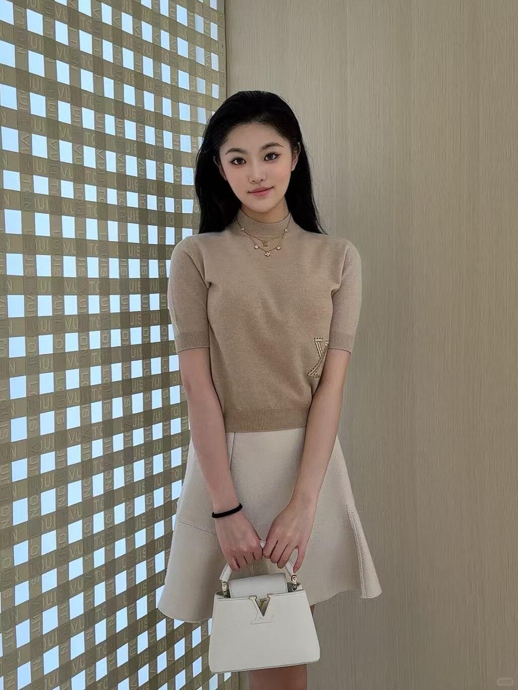 NO:435887,Louis Vuitto* 25Ss Spring and Summer New Style Letter Embroidered Round Neck Short Sleeve Knitted Top丨Exclusive YB Development!  High-end production!  Regular knitted short-sleeved cut highlights the brand style, slightly elastic, and gives a slim visual effect. The one-side waist is made of sequin embroidery technology to outline the letter logo decoration, highlighting the high-end style. The inner wear is unique and fashionable. S/M/L is available in stock, and it is available for sale in stock.19860909Louis Vuitto* 25Ss春夏新款 字母刺绣圆领短袖针织上衣丨独家yb开发！高版出品！常规针织短袖裁剪 凸显品牌格调 略带有弹力 呈现显瘦视觉效果 单侧腰间用亮片刺绣工艺勾勒出字母标识装饰 彰显高级格调 单穿内搭都出彩时髦 现货发售S/M/L,,louis vuitton,T-shirt,alexander wang,Women's clothing