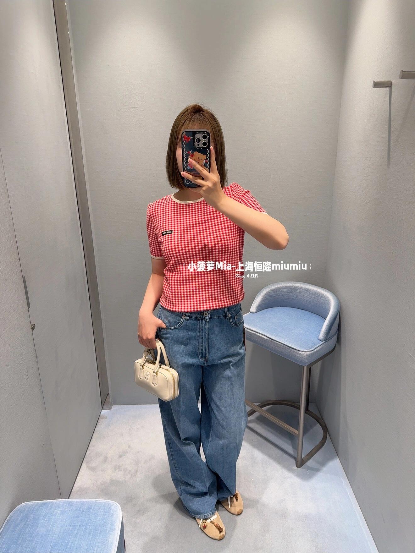 NO:436977,Miumi* 25Ss spring and summer new style red and white checked micro-label knitted short-sleeved top | Exclusive yb development!  High-end production!  The slim fitting style of this viscose knitted sweater perfectly fits the body, highlighting the unique check pattern, evoking the image of casual summer and showing the typical experimental style of Miu wardrobe. S/M/L on sale in stock, miumiu, T-shirt, alexander wang19860909Miumi* 25Ss春夏新款 红白格纹微标针织短袖上衣丨独家yb开发！高版出品！胸前字母徽标装饰 这款粘胶纤维针织衫的修身版型完美贴合身形,凸显独特的格纹图案,唤起休闲夏日的意象,展现Miu 衣橱典型的实验性风格.现货发售S/M/L,,miumiu,T-shirt,alexander wang,Women's clothing