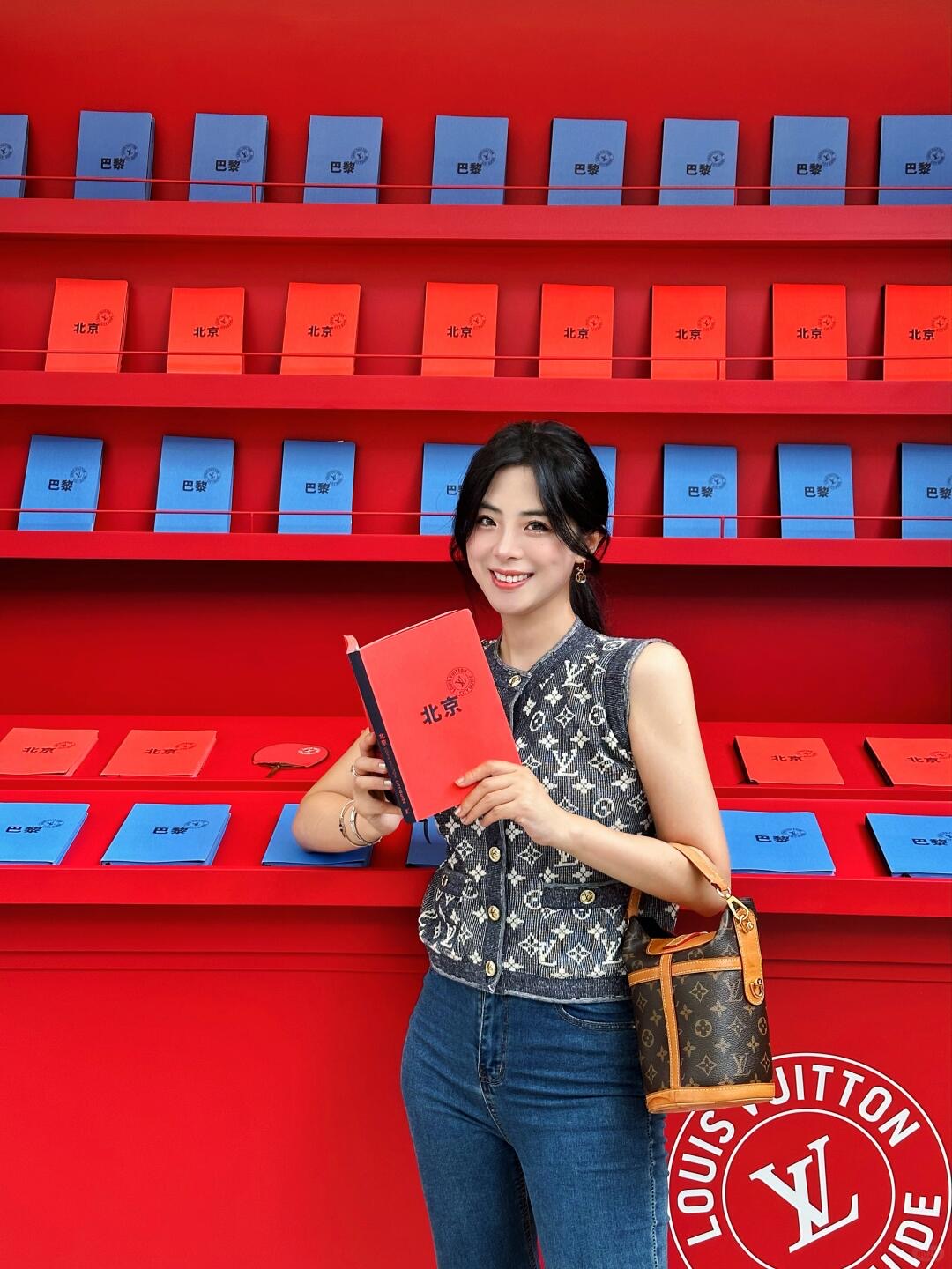 NO:435888,Louis Vui*ton 25Ss spring and summer new style black, blue and gray Danny series knitted wool double pocket vest cardigan丨Exclusive yb development!  High-end production!  MONOGRAM jacquard blue gray-white contrasting colors. The classic contrasting colors add a fashionable atmosphere on both sides. Metal single-breasted design, German machine barrel jacquard double weaving technology, and the blended yarn texture is excellent!  A rich and beautiful woman must come in!  The classic H-style style is not picky about people, and it looks slim with huge upper body!  S/M/L, louis vuitton,alexander wang19860909Louis Vui*ton 25Ss春夏新款 黑蓝灰丹尼系列针织羊毛双口袋马甲开衫丨独家yb开发！高版出品！MONOGRAM提花蓝灰白撞色.经典撞色两侧再添时髦气息.金属单排扣设计,徳国机圆桶提花双织工艺,混纺纱线质感超赞！白富美必入！经典H版型不挑人上身巨显瘦！现货发售S/M/L,,louis vuitton,alexander wang,Women's clothing