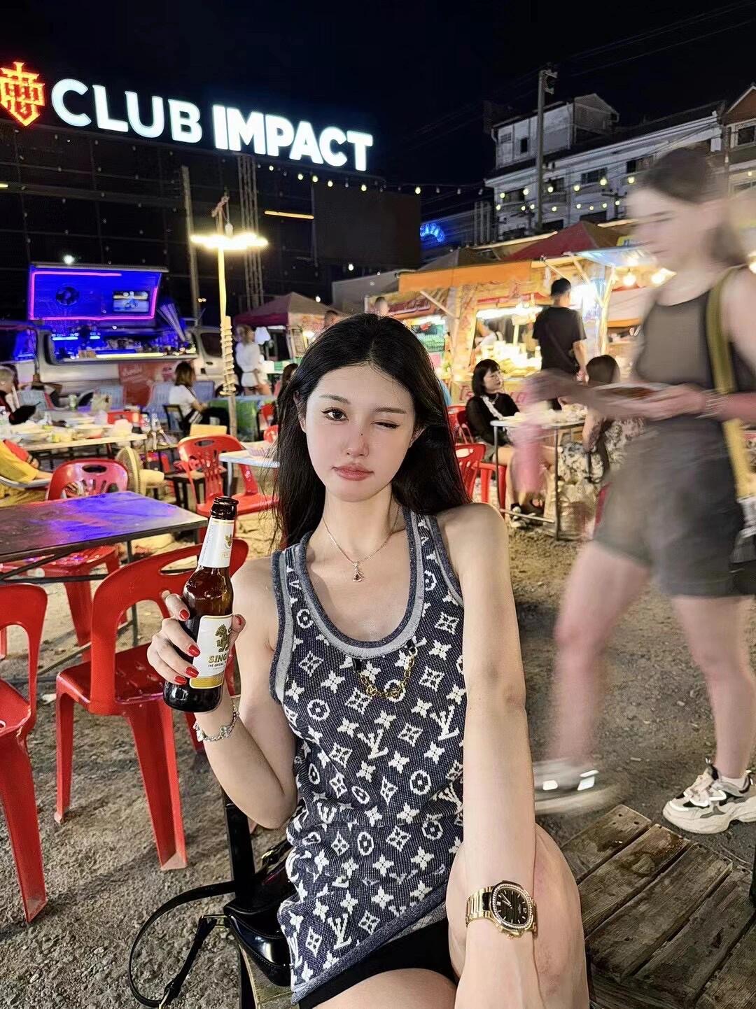 NO:435896,Louis Vui*ton 25Ss spring and summer new style black, blue and gray Danny series knitted wool vest top | Exclusive yb development!  High-end production!  MONOGRAM jacquard blue gray-white contrasting colors. The classic contrasting colors add a fashionable atmosphere on both sides. Metal chain design, German machine barrel jacquard double weaving technology, and the blended yarn texture is excellent!  A rich and beautiful woman must come in!  The classic H-style style is not picky about people, and it looks slim with huge upper body!  S/M/L, louis vuitton,alexander wang19860909Louis Vui*ton 25Ss春夏新款 黑蓝灰丹尼系列针织羊毛背心上衣丨独家yb开发！高版出品！MONOGRAM提花蓝灰白撞色.经典撞色两侧再添时髦气息.金属链条设计,徳国机圆桶提花双织工艺,混纺纱线质感超赞！白富美必入！经典H版型不挑人上身巨显瘦！现货发售S/M/L,,louis vuitton,alexander wang,Women's clothing