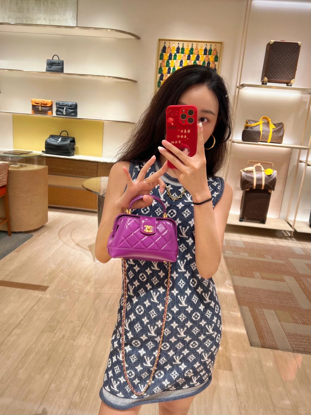 NO:435890,Louis Vui*ton 25Ss spring and summer new style black, blue and gray Danny series knitted wool vest dress | Exclusive yb development!  High-end production!  MONOGRAM jacquard blue gray-white contrasting colors. The classic contrasting colors add a fashionable atmosphere on both sides. Metal chain design, German machine barrel jacquard double weaving technology, and the blended yarn texture is excellent!  A rich and beautiful woman must come in!  The classic H-style style is not picky about people, and it looks slim with huge upper body!  S/M/L, louis vuitton, skirts, alexander wang19860909Louis Vui*ton 25Ss春夏新款 黑蓝灰丹尼系列针织羊毛背心连衣裙丨独家yb开发！高版出品！MONOGRAM提花蓝灰白撞色.经典撞色两侧再添时髦气息.金属链条设计,徳国机圆桶提花双织工艺,混纺纱线质感超赞！白富美必入！经典H版型不挑人上身巨显瘦！现货发售S/M/L,,louis vuitton,skirts,alexander wang,Women's clothing