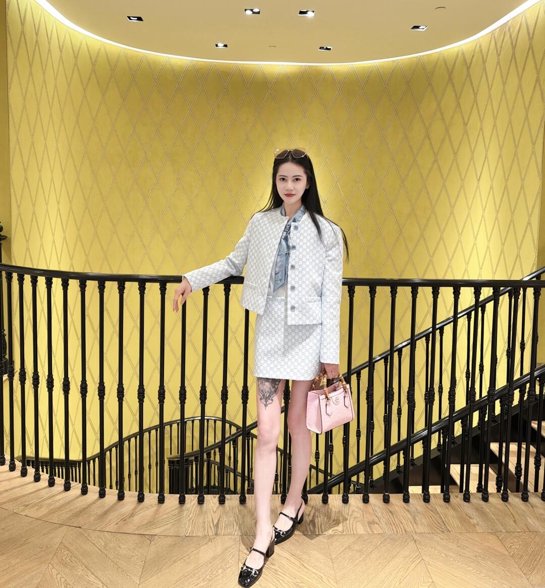 NO:435914,Gucc* 25Fw early autumn new style light blue jacquard round neck jacket丨Exclusive high-end production!  High-end custom tweed fabric, round neck single-breasted design, classic full-print double G letter logo, very high-end, whether it looks or is worn, completely versatile, anyone with full print jacquard craftsmanship, the pattern texture is very good, giving people a noble and gentle feeling, S/M/L on sale in stock, gucci, jackets & coats, alexander wang19860909Gucc* 25Fw早秋新款 浅蓝色提花圆领外套丨独家高版出品！高级定制粗花呢面料 圆领单排扣设计 经典满印双G字母logo无论是看起来还是穿起来都是很高级 完全百搭任何人 满印提花工艺 花纹质感非常好 给人一种高贵斯文的感觉 现货发售S/M/L,,gucci,jackets & coats,alexander wang,Women's clothing