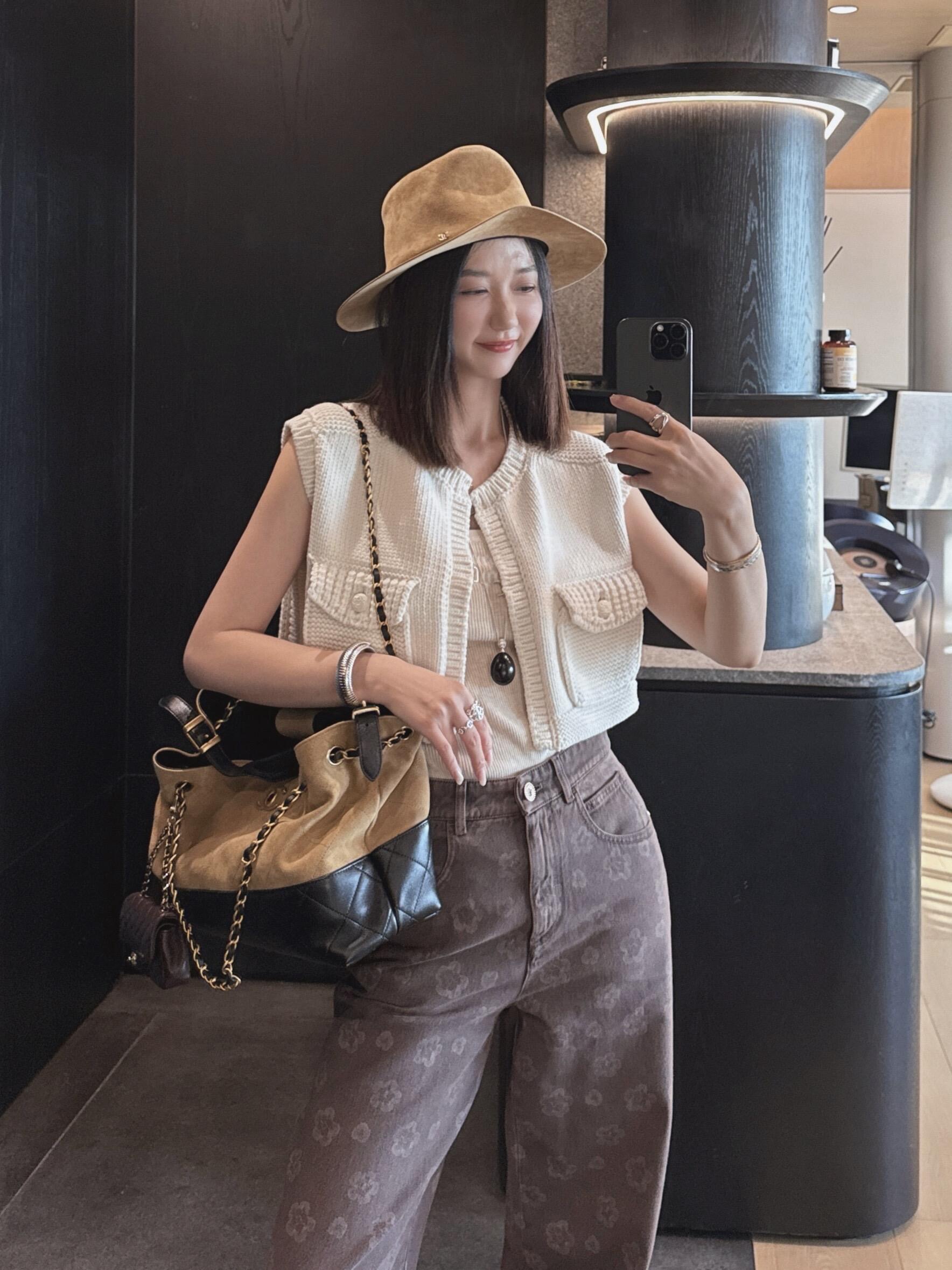 NO:436227,Chane* 25A Handicraft Series New Models Coarse Needle Crocheted Design Short Silhouette Knitted Vest | Exclusive YB Development!  High-end production!  All cotton yarn weaving, high-quality texture, comfortable and silhouette vest tailoring, delicate contoured edge decoration, wide shoulder silhouette with flip pocket, more exquisite style, showing personality, camellia engraved plaid button embellishment, exquisite tone, front and rear shawls fixed with waist buttons, diverse ways to wear, rich visual effects, the upper body shows light luxury and fashionable temperament, S/M/L, chanel, shawls, alexander wang19860909Chane* 25A手工坊系列新款 粗针钩织设计短款廓形针织马甲丨独家yb开发！高版出品！全棉纱线织造 质感高级舒适 廓形马甲剪裁 细致轮廓包边装饰 宽肩廓形配合翻盖口袋 更显版型精致 彰显个性 山茶花刻印襟扣点缀 精致调性 前后两片披肩式以腰间纽扣固定 穿法多样 丰富视觉效果 上身尽显轻奢时髦气质 现货发售S/M/L,,chanel,shawls,alexander wang,Women's clothing